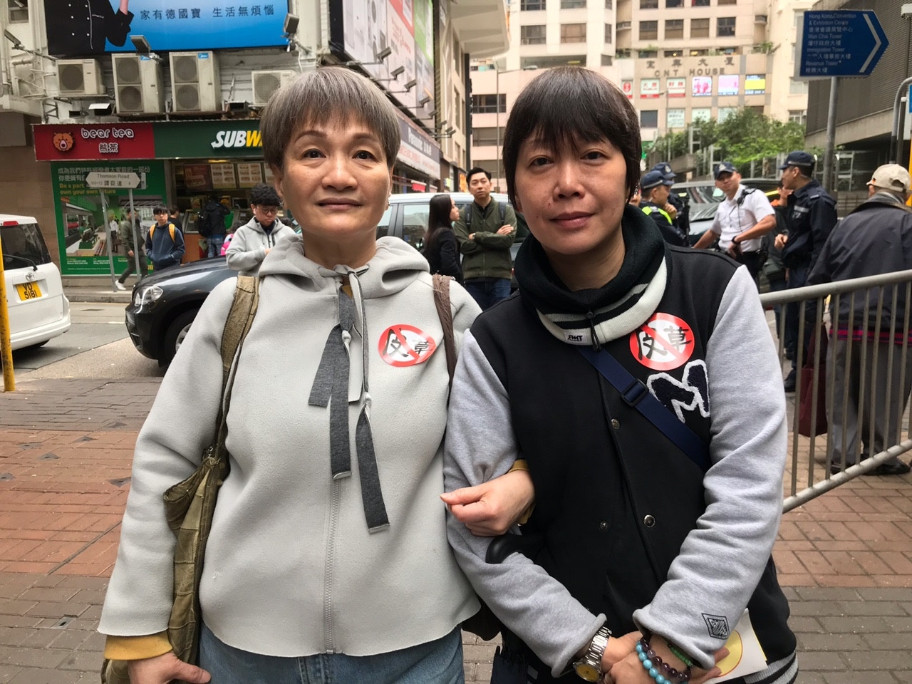 遊行人士唐小姐(左)直斥皮草背後極為殘忍。(黃詠榆攝) 遊行人士唐小姐(左)直斥皮草背後極為殘忍。(黃詠榆攝)