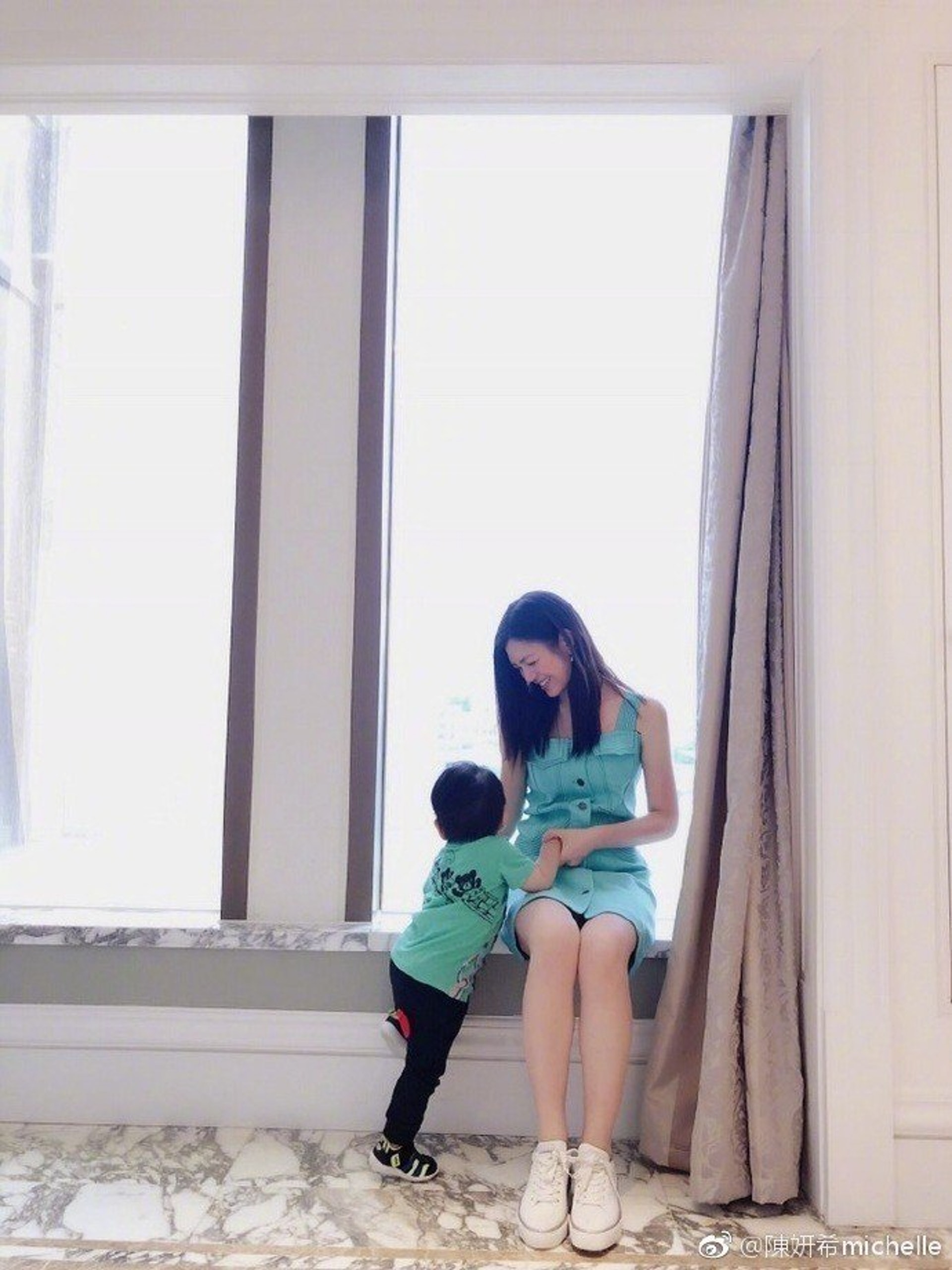 陳妍希到哪都將2歲兒帶在身邊。拍戲也不例外。（微博＠陳妍希michelle ）