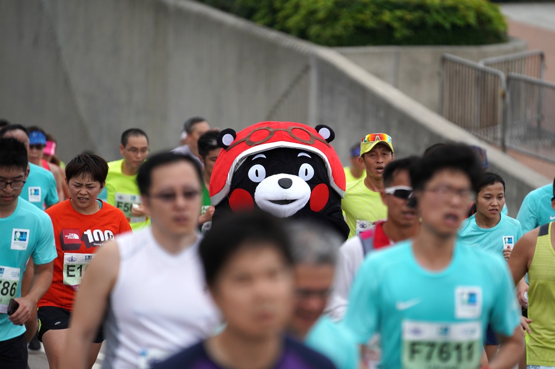 打扮成「熊本熊」的鄭先生，指汗水加上雨水，卡通服重近20磅，「很辛苦，下年不會了！」（盧翊銘攝）