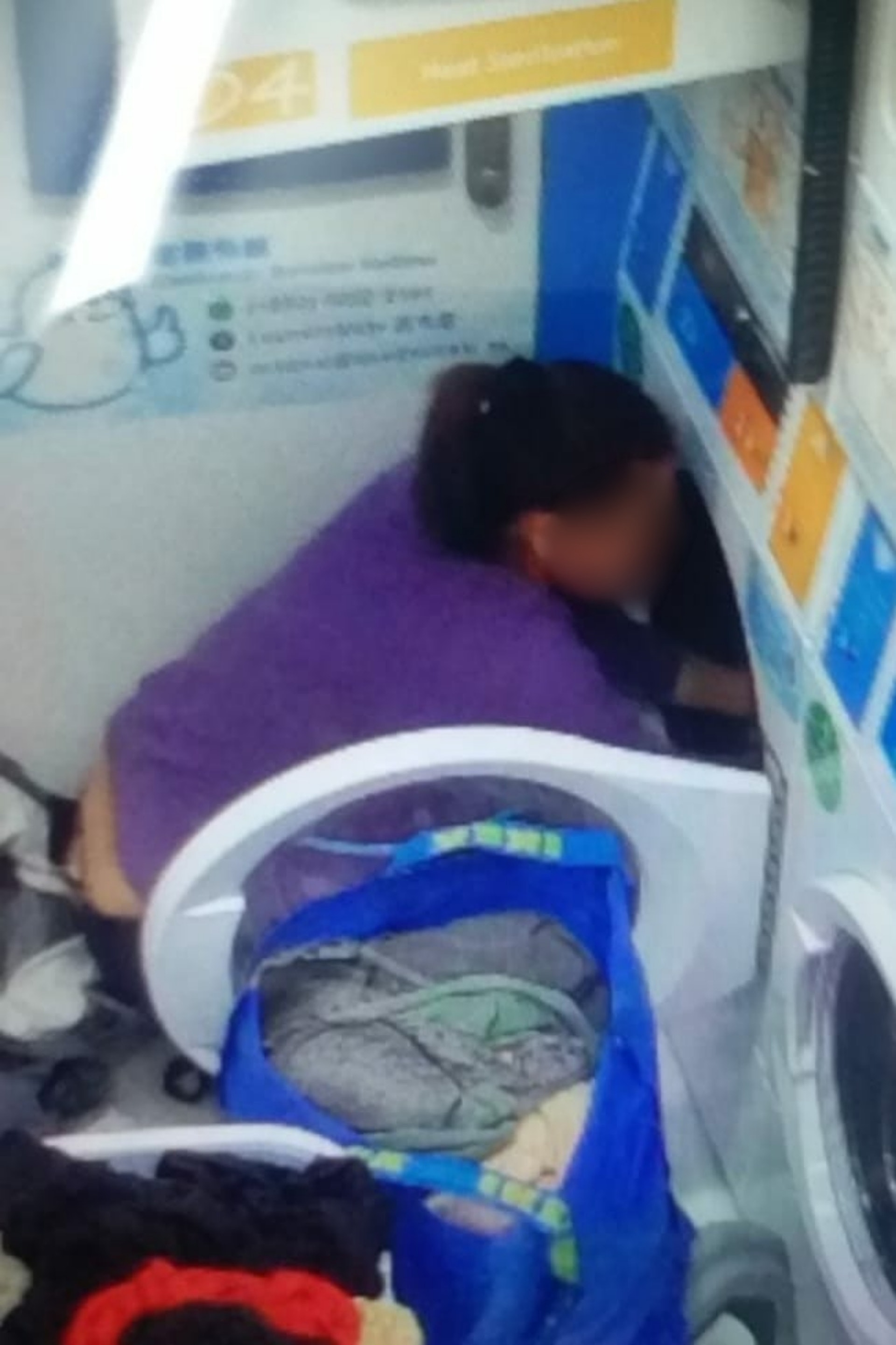 洗衣店的閉路電視拍到一名可疑女子,在洗衣機內取出大量現金。 洗衣店的閉路電視拍到一名可疑女子,在洗衣機內取出大量現金。
