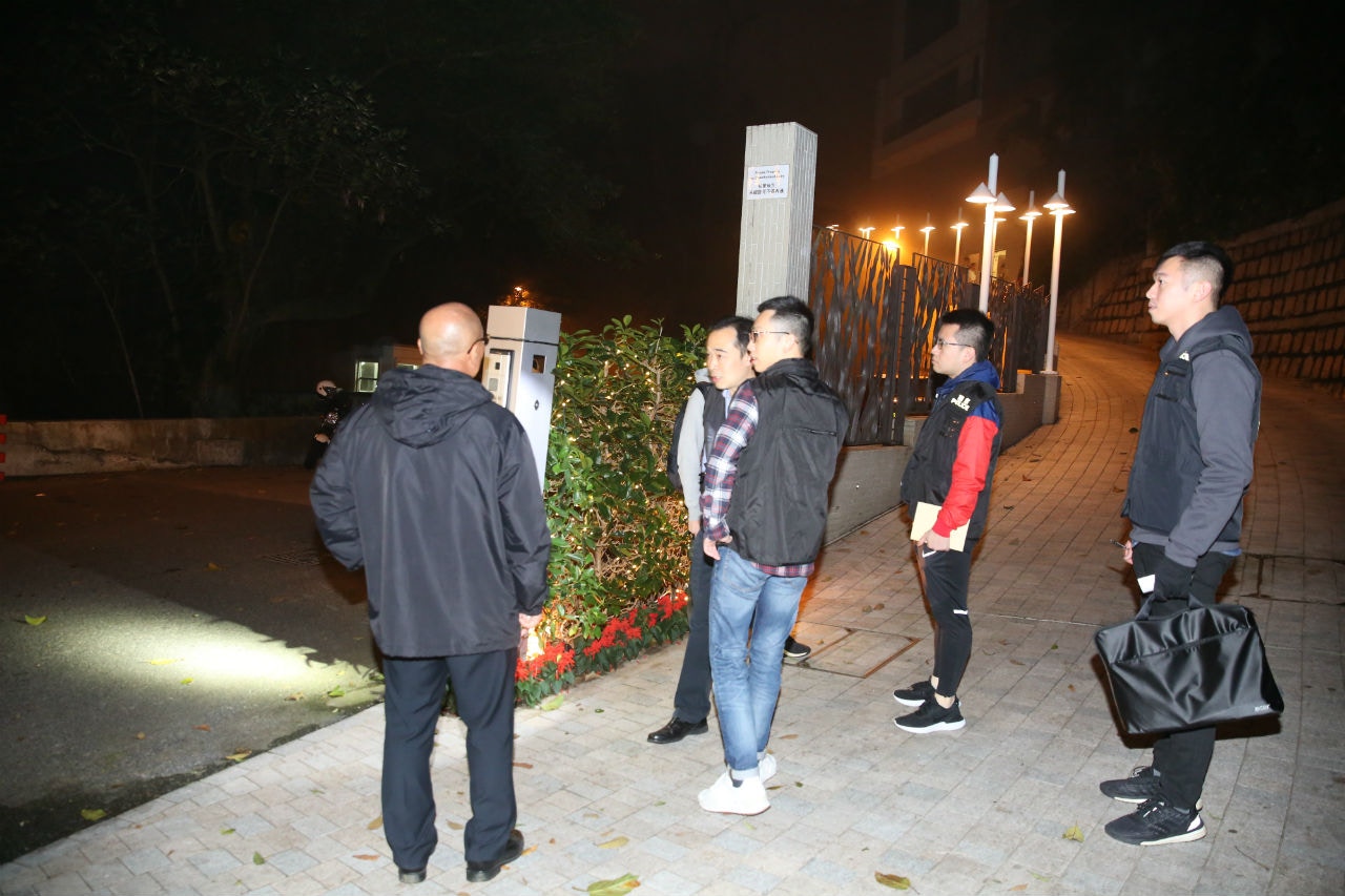 警方於附近一帶搜索調查。（陳永武攝）