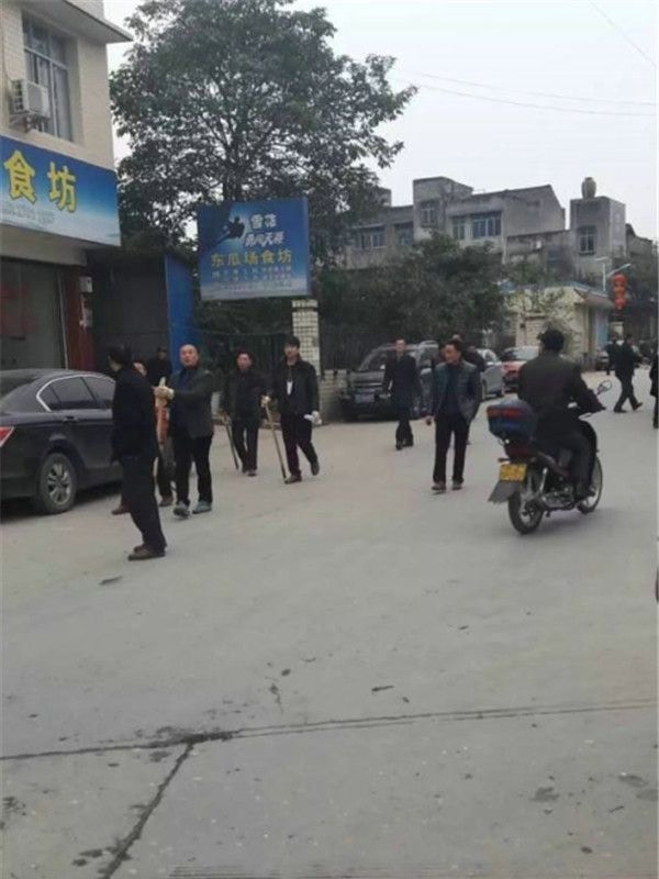 有當地人拍攝到手拿棍棒的「打狗隊」。(網絡圖片) 有當地人拍攝到手拿棍棒的「打狗隊」。(網絡圖片)