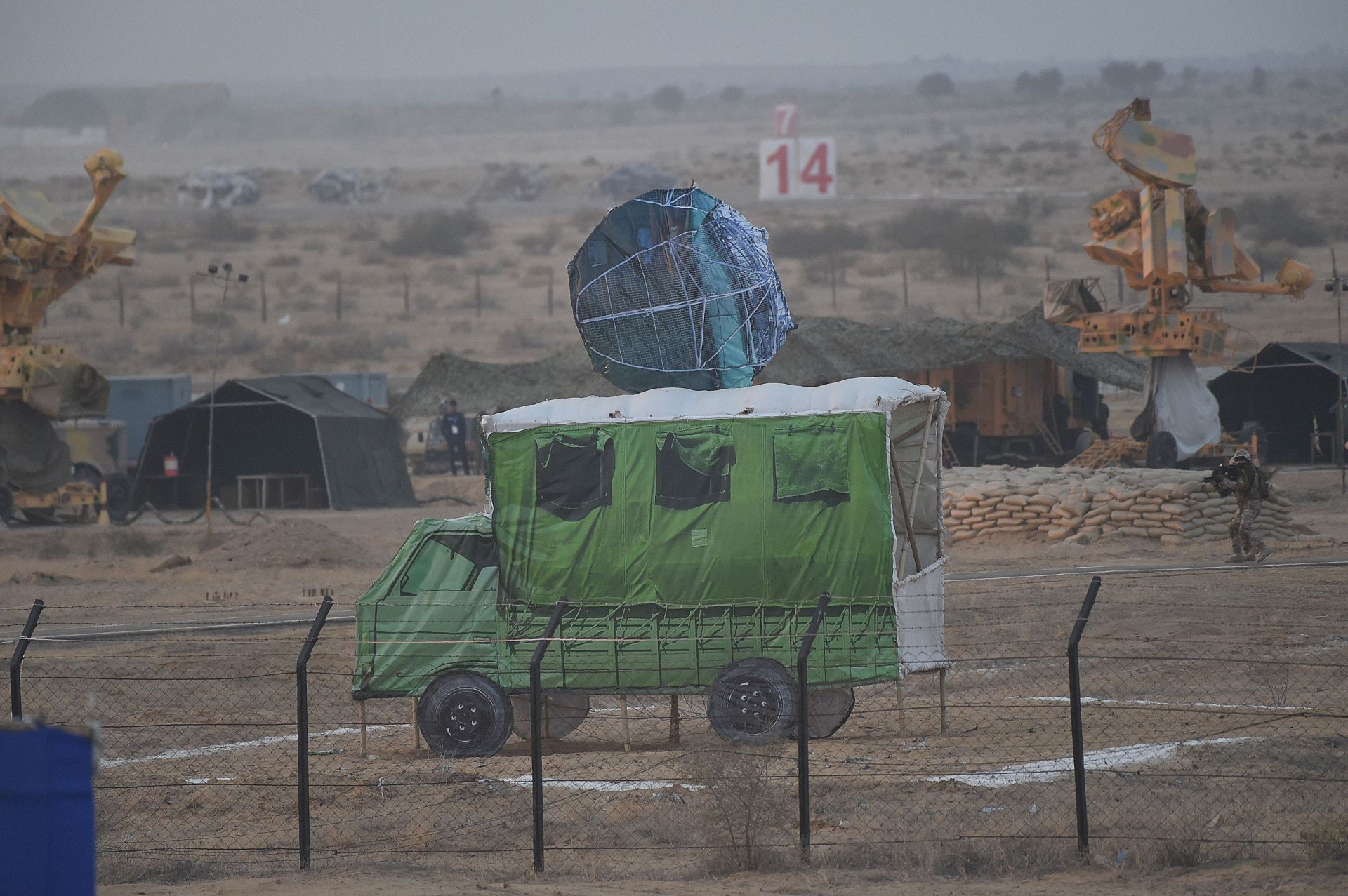 印度軍演:軍演兩日前,即2月14日,印度控制的克什米爾地區(Kashmir)發生自殺式炸彈襲擊,至少44名中央後備警察部隊士兵死亡。總部位於巴基斯坦的伊斯蘭激進組織「穆罕默德軍」(Jaish-e-Mohammad)承認責任。圖為軍演現場一輛虛擬雷達汽車。(視覺中國)