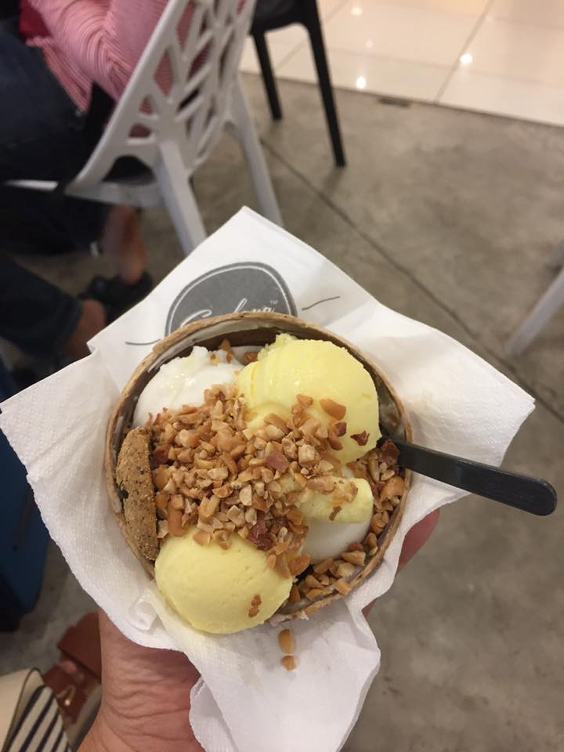 椰子雪糕是店內最受歡迎的明星商品,以椰奶為基礎,接着在椰子殼放上四球雪糕,再選擇喜歡的佐料就成了最受歡迎的冰品。(Facebook@Sangkaya) 椰子雪糕是店內最受歡迎的明星商品,以椰奶為基礎,接着在椰子殼放上四球雪糕,再選擇喜歡的佐料就成了最受歡迎的冰品。(Facebook@Sangkaya)