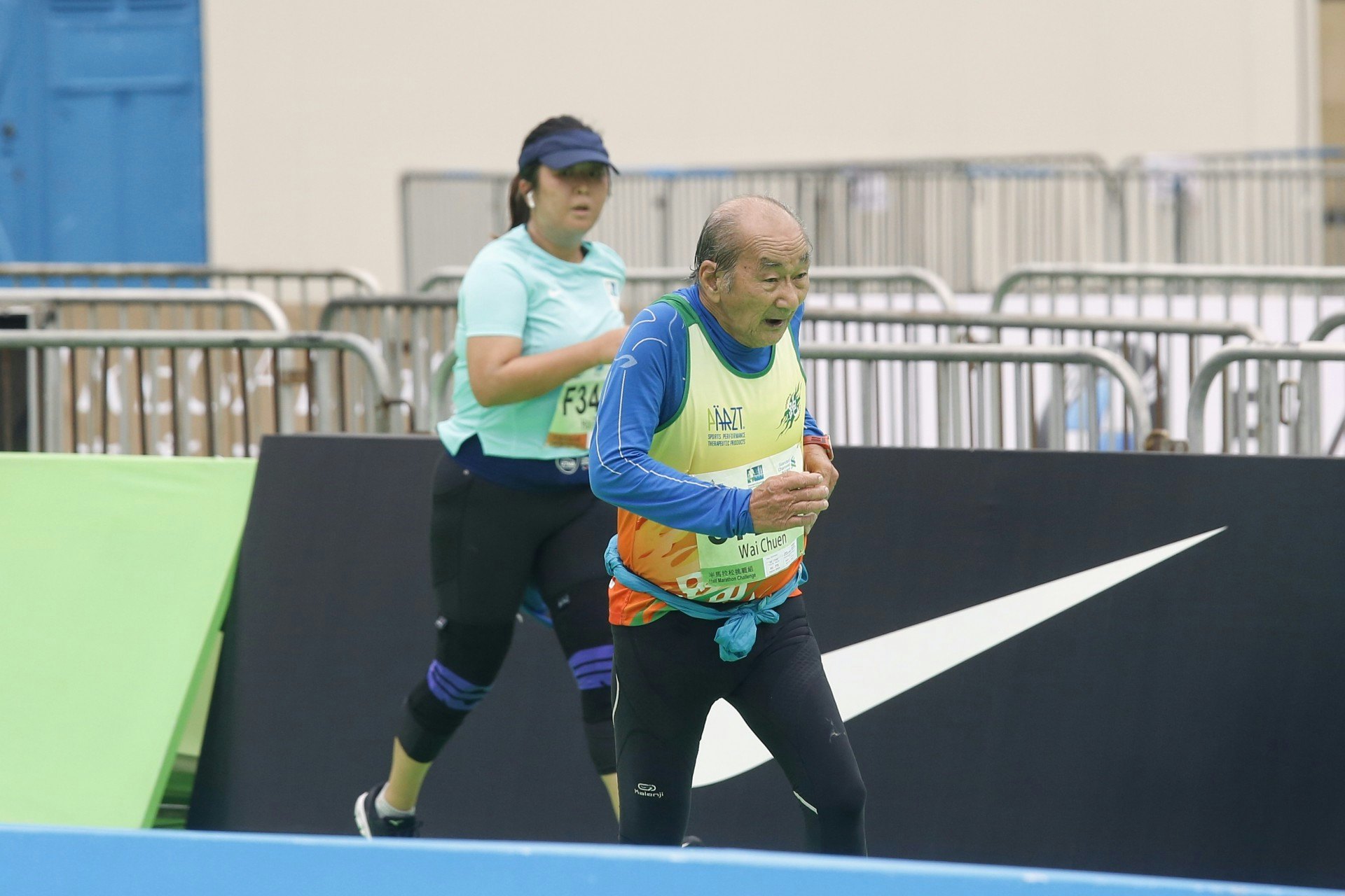 周渭川(右一)已屆82歲高齡,但仍延續40年的長跑人生。(張浩維攝) 周渭川(右一)已屆82歲高齡,但仍延續40年的長跑人生。(張浩維攝)