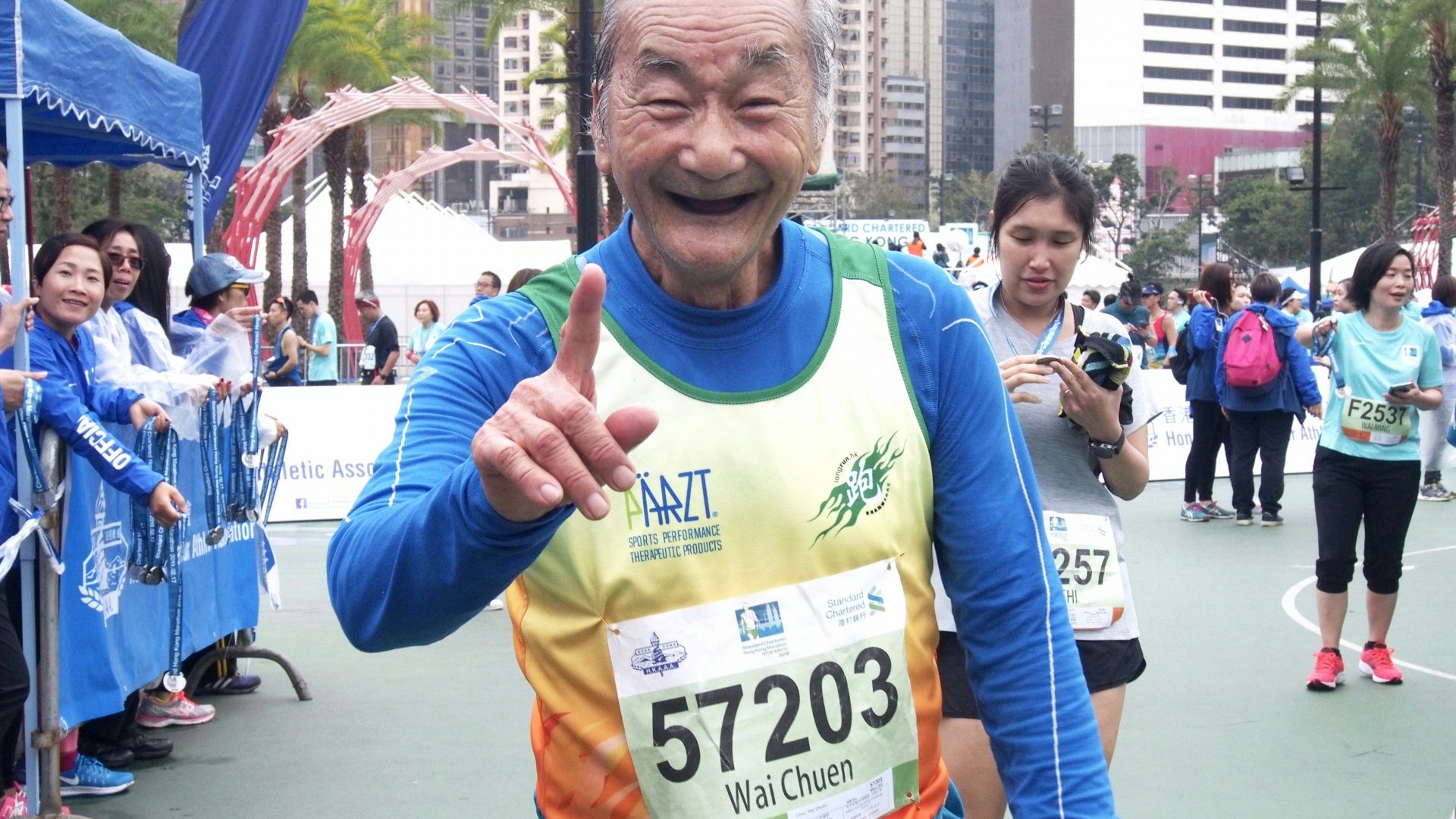 【渣打馬拉松2019】周渭川完走最後半馬 「讓路」年輕一代 【渣打馬拉松2019】周渭川完走最後半馬 「讓路」年輕一代