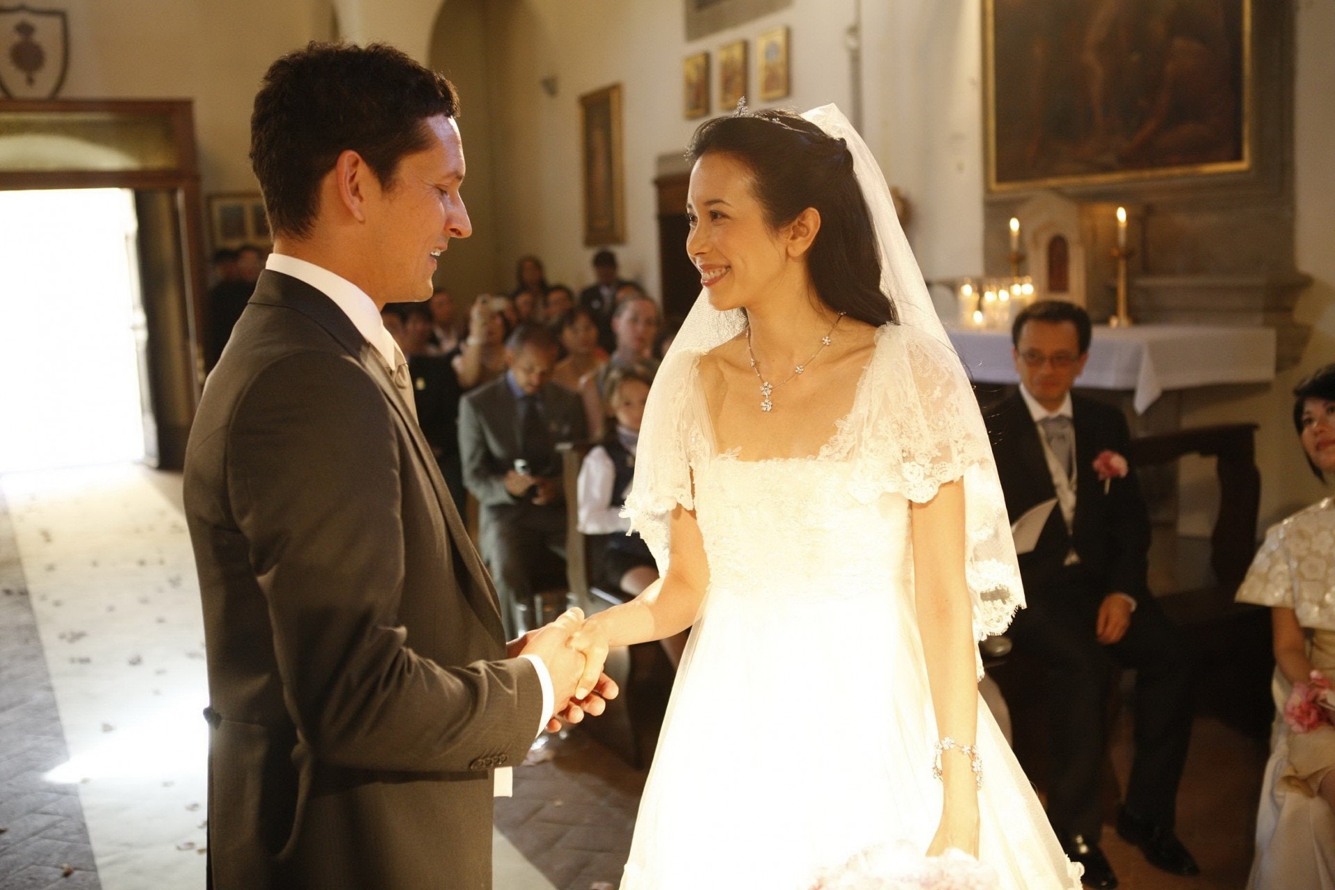 2011年，莫文蔚与Johannes于4月复合，并于10月在意大利结婚，莫文蔚将Johannes的三个仔女视如己出，一家五口生活温馨。（视觉中国）