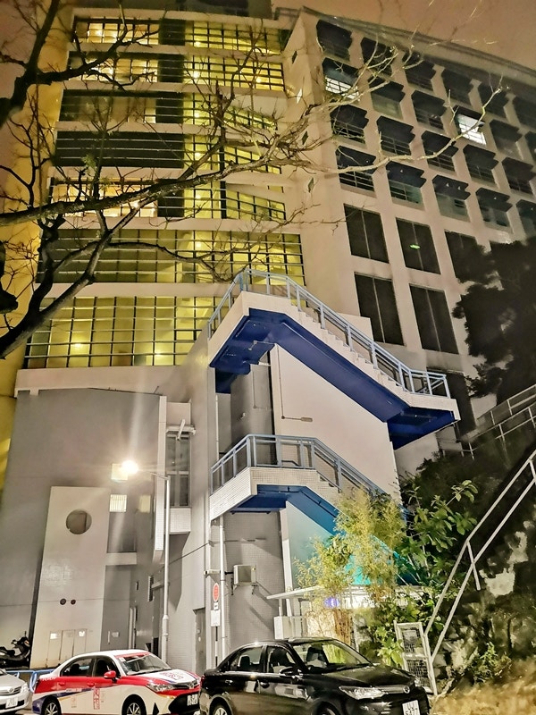 女事主疑在蒙民偉樓天台墮下，擱在一層下的簷蓬。(陳永武攝)