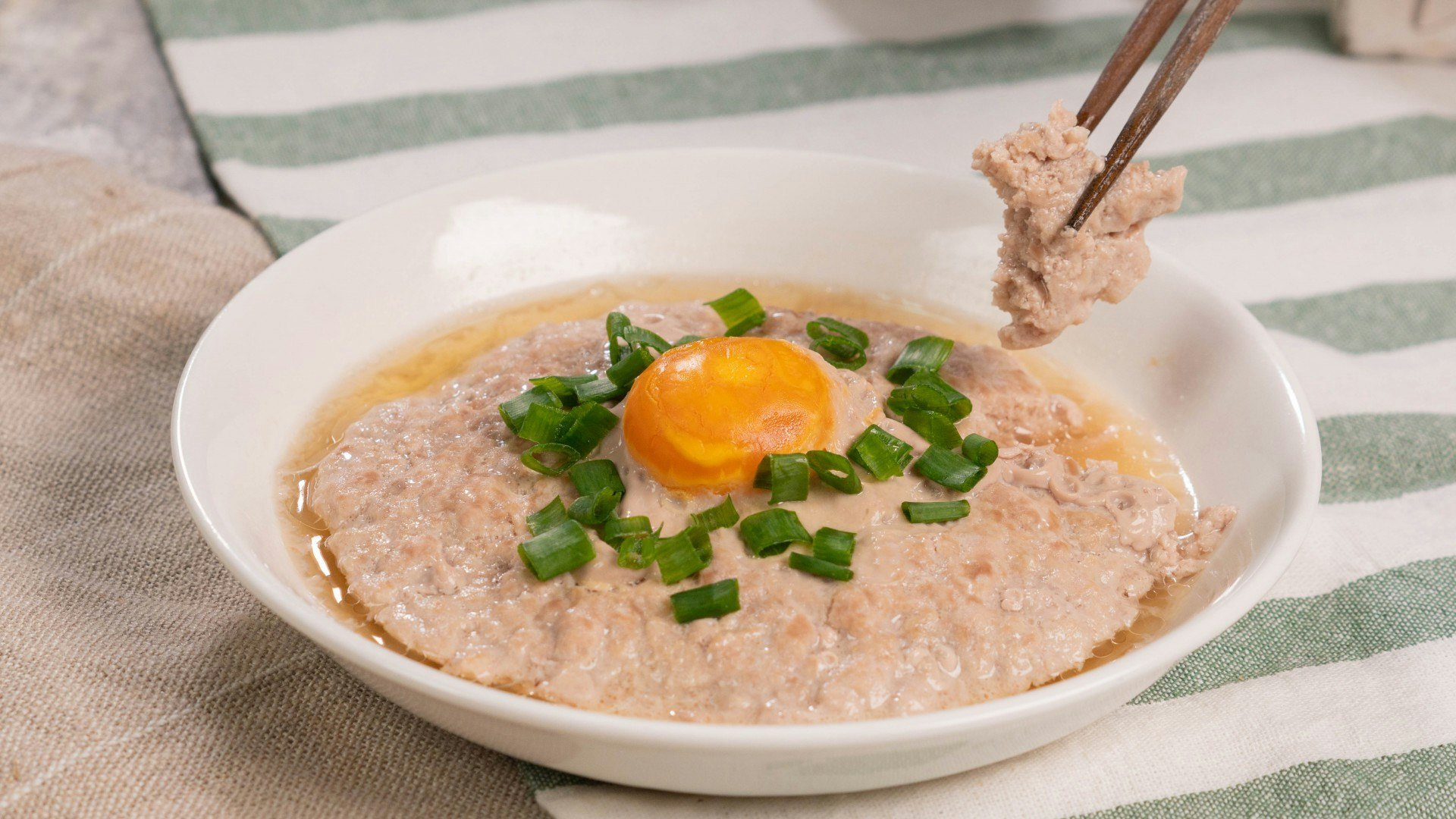 以免治豬肉來製作肉餅最方便。 以免治豬肉來製作肉餅最方便。