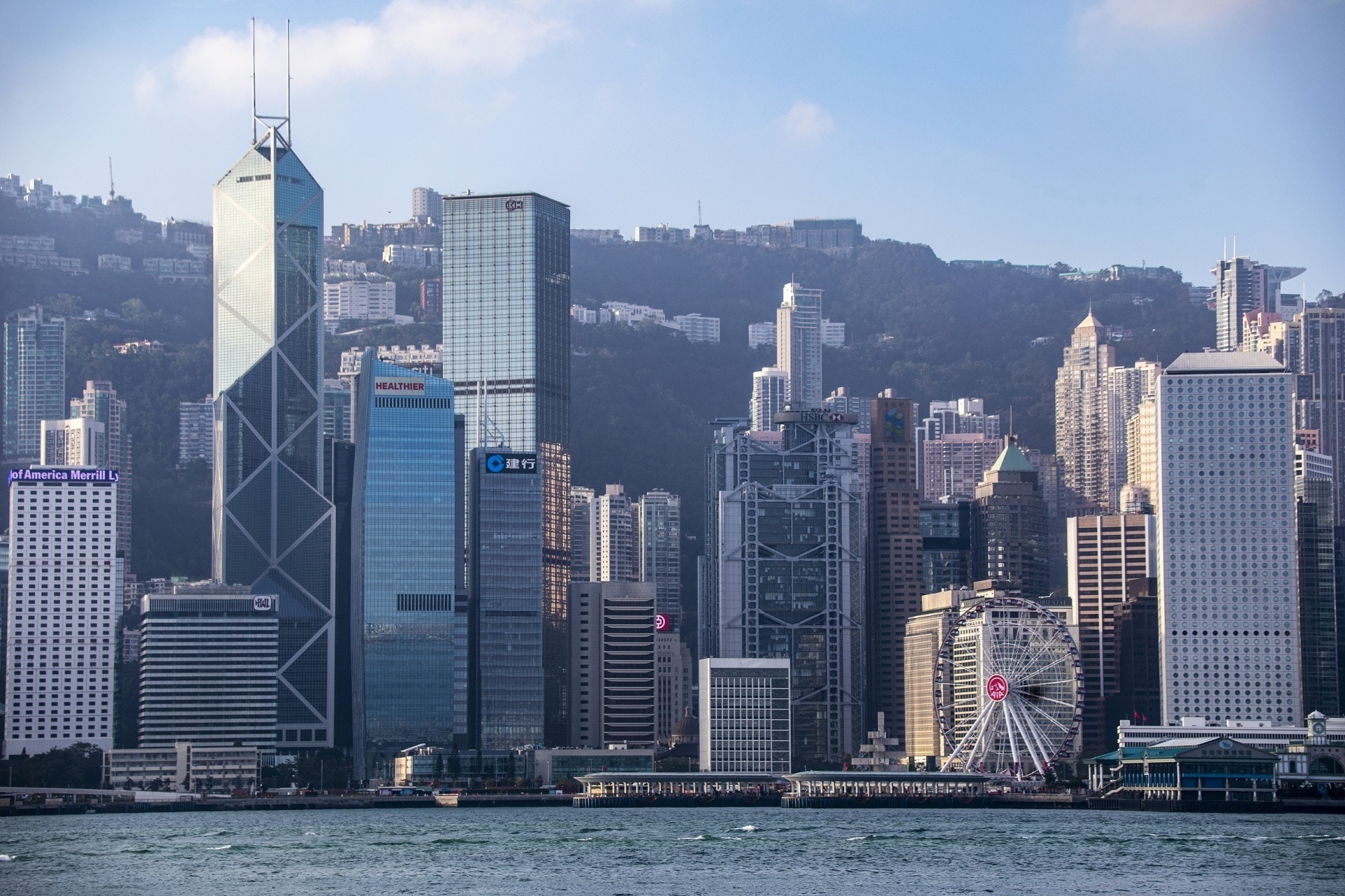 香港將更鞏固和提升國際金融、航運、貿易中心和國際航空樞紐地位。（視覺中國）