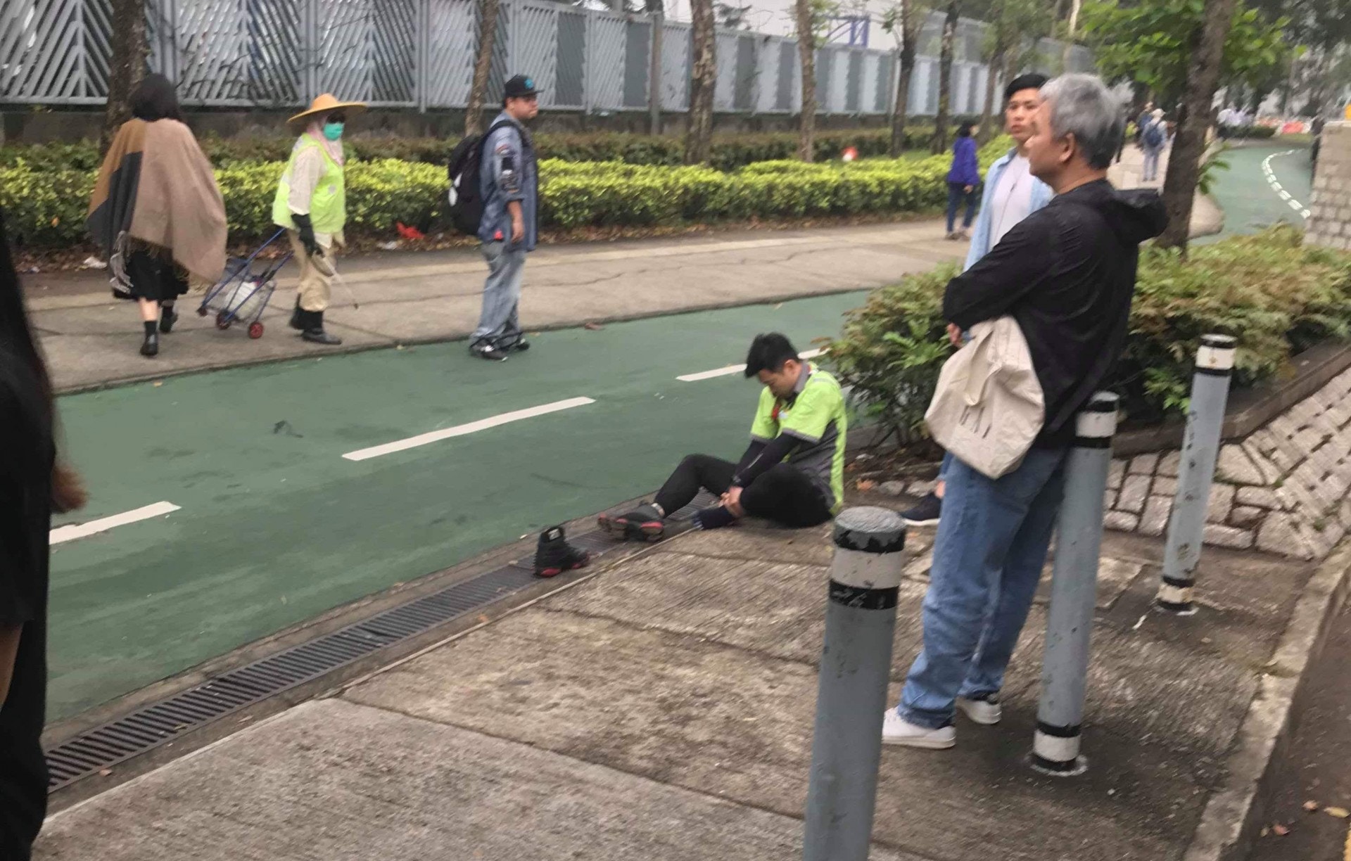 兩人打架後等待警方到場。（讀者提供）