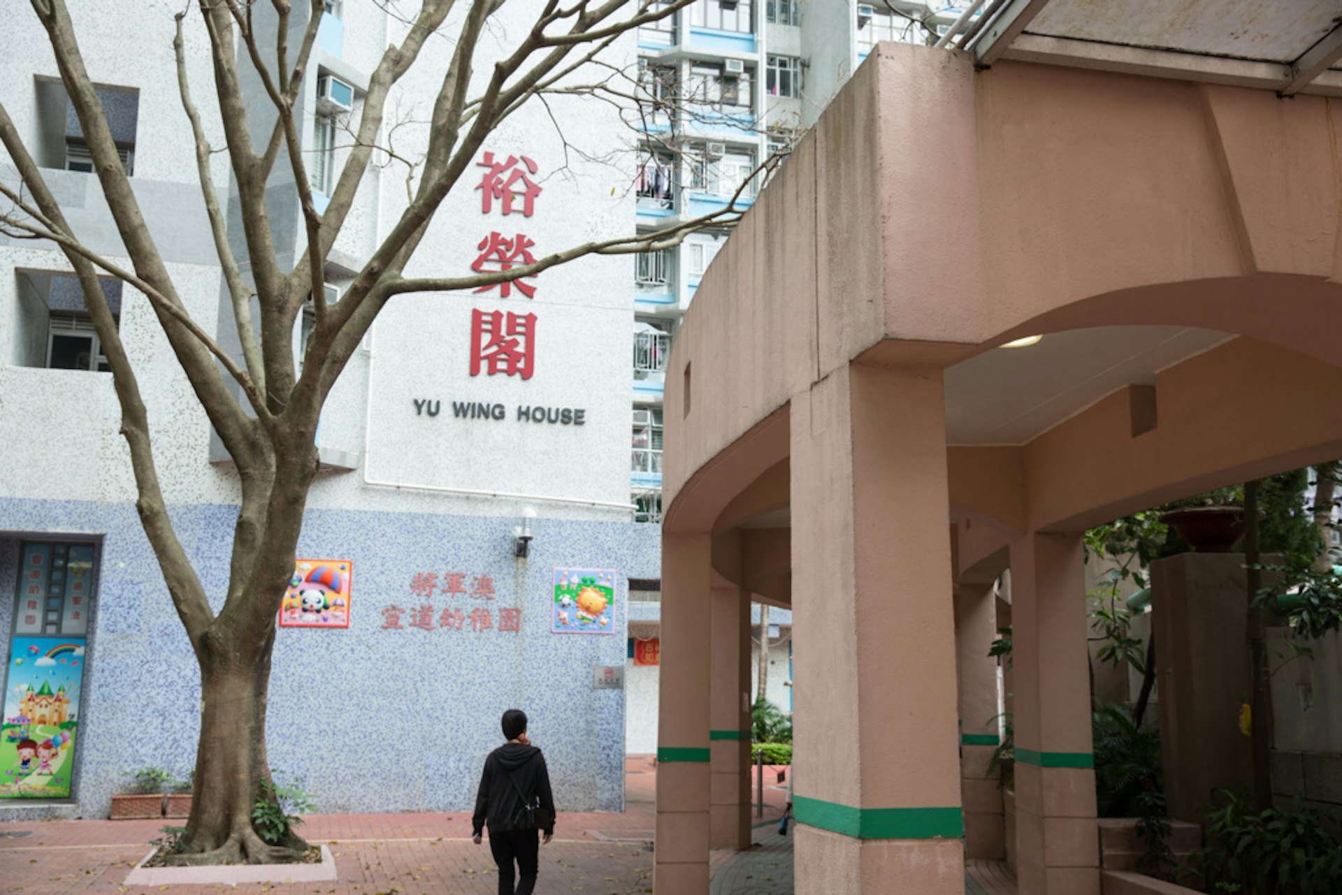 將軍澳裕明苑居民投訴,風災過後收到屋苑業主立案法團管委會通知,指由於山竹吹襲,屋苑有59扇房煙門必須更換,惟當中只有9扇損毀程度嚴重至需要更換,其餘50扇只是輕微破損,甚至頗為「新淨」,但也被列入需維修清單內,質疑法團做法。(林若勤攝) 將軍澳裕明苑居民投訴,風災過後收到屋苑業主立案法團管委會通知,指由於山竹吹襲,屋苑有59扇房煙門必須更換,惟當中只有9扇損毀程度嚴重至需要更換,其餘50扇只是輕微破損,甚至頗為「新淨」,但也被列入需維修清單內,質疑法團做法。(林若勤攝)