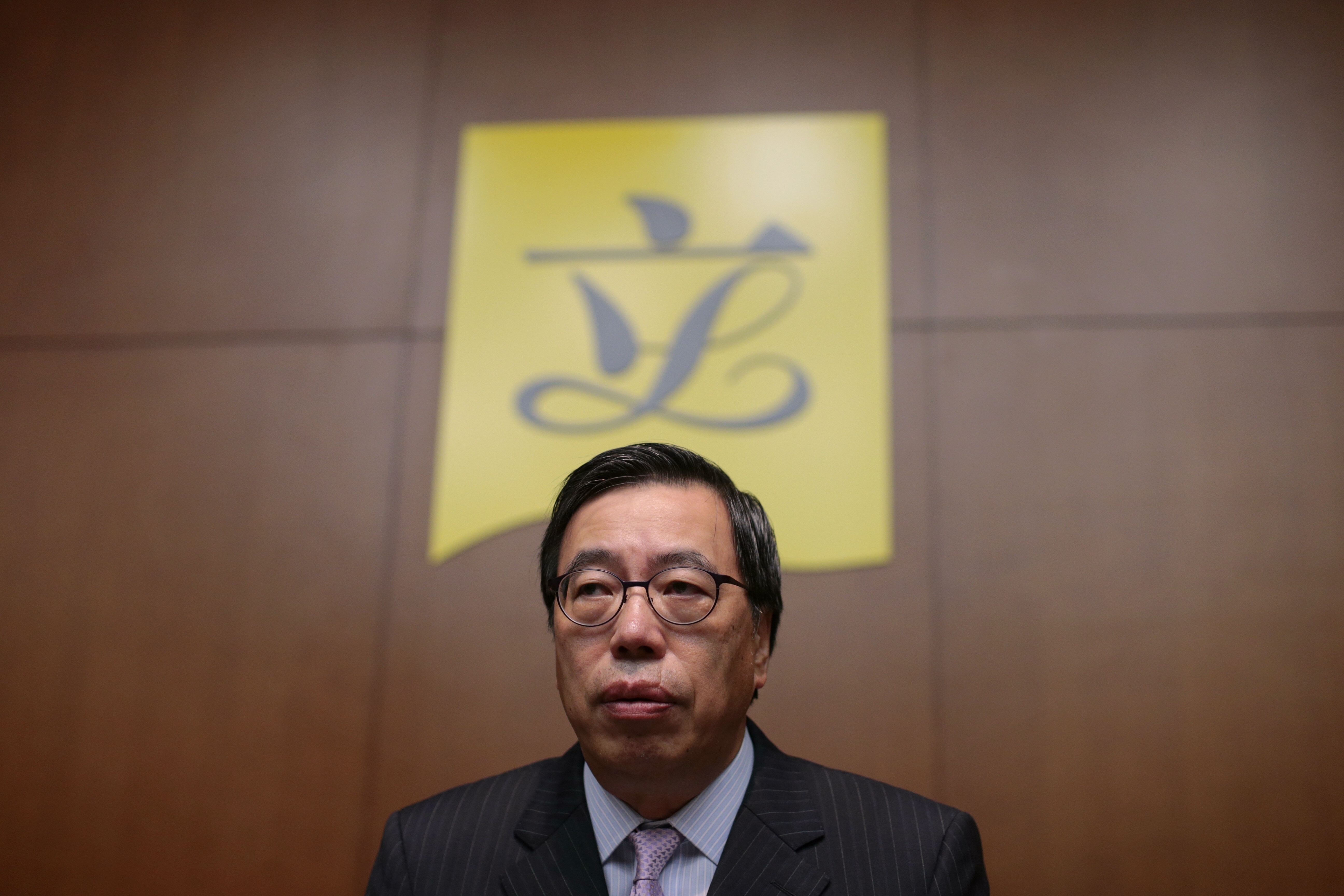 梁君彥因外國國籍問題受非建制派抨擊，引發議會角力連場。