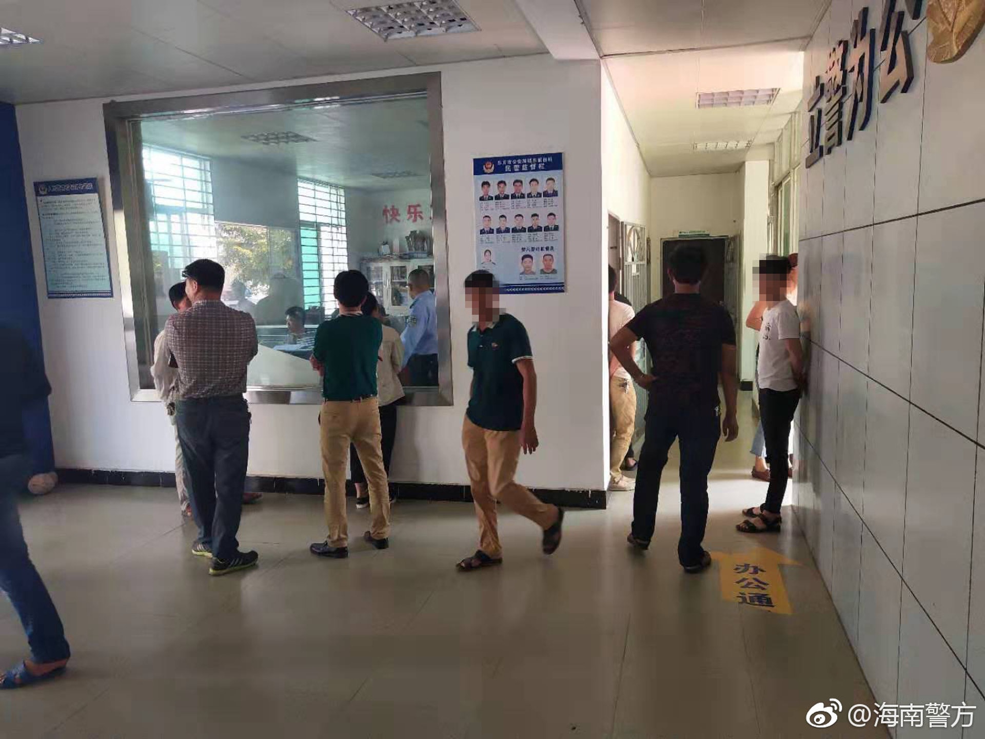 疑犯先後趕到公安局投案自首。(微博) 疑犯先後趕到公安局投案自首。(微博)
