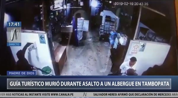 秘魯挾持案：有當地電視台播出酒店閉路電視片段，可見多名歹徒在酒店內搜索，有疑似員工（右下角穿白衣者）遭挾持。（片段截圖）