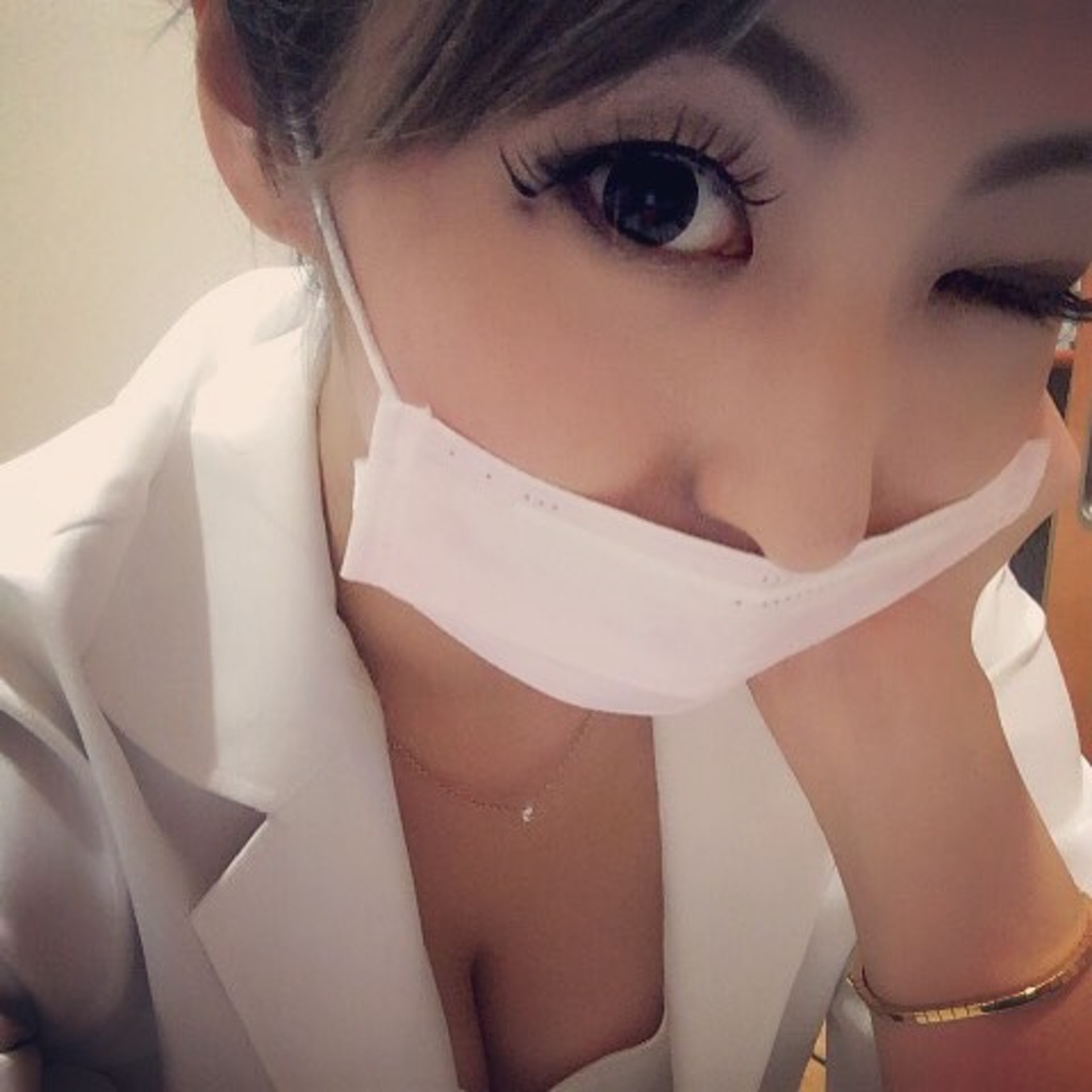 英理子曾是人氣醫生,年收入達5千萬日元。(IG圖片) 英理子曾是人氣醫生,年收入達5千萬日元。(IG圖片)