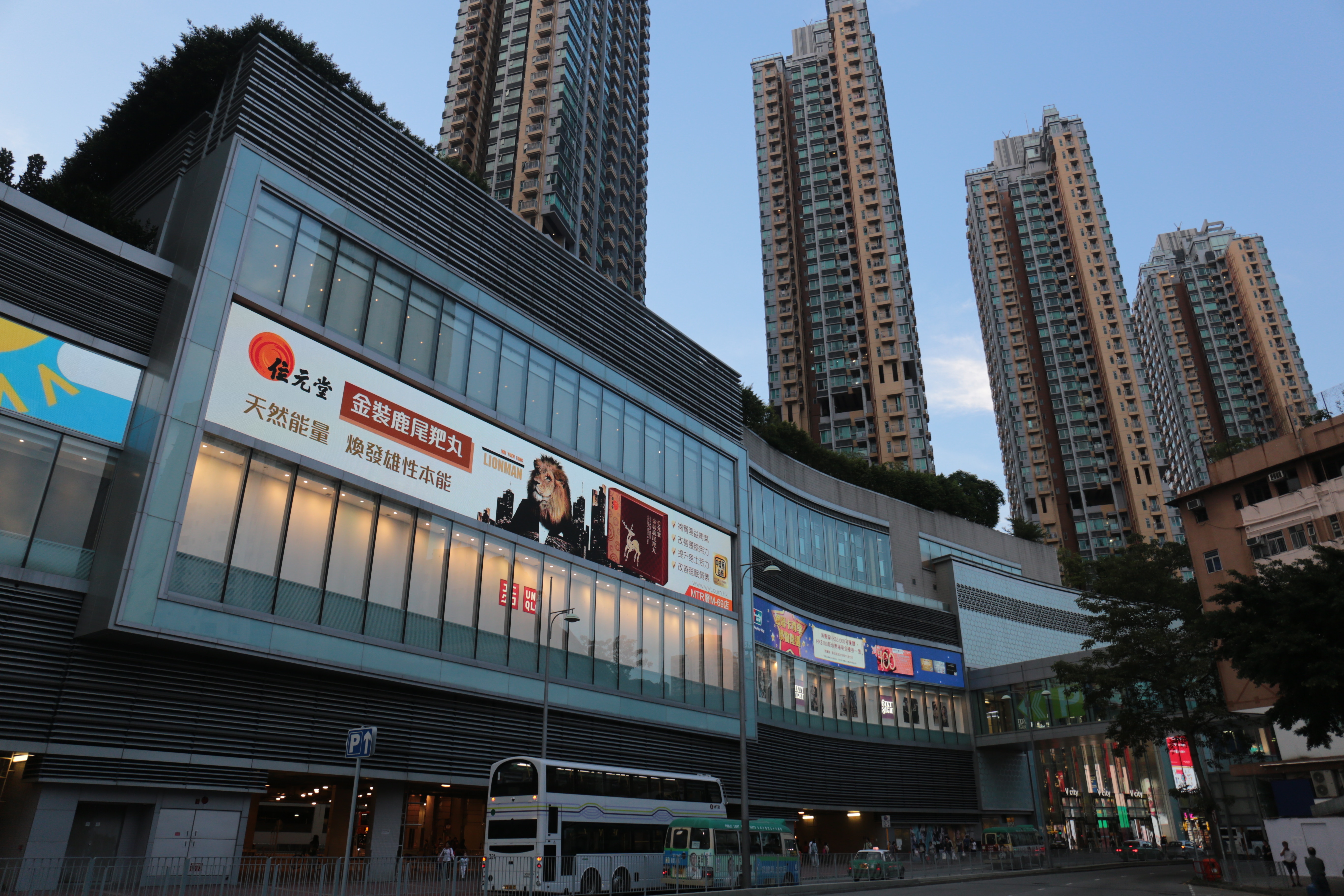 西鐵屯門站上蓋私人住宅「瓏門」六座一個單位滲出血水，單位內一名女子死亡。（黃偉民攝）
