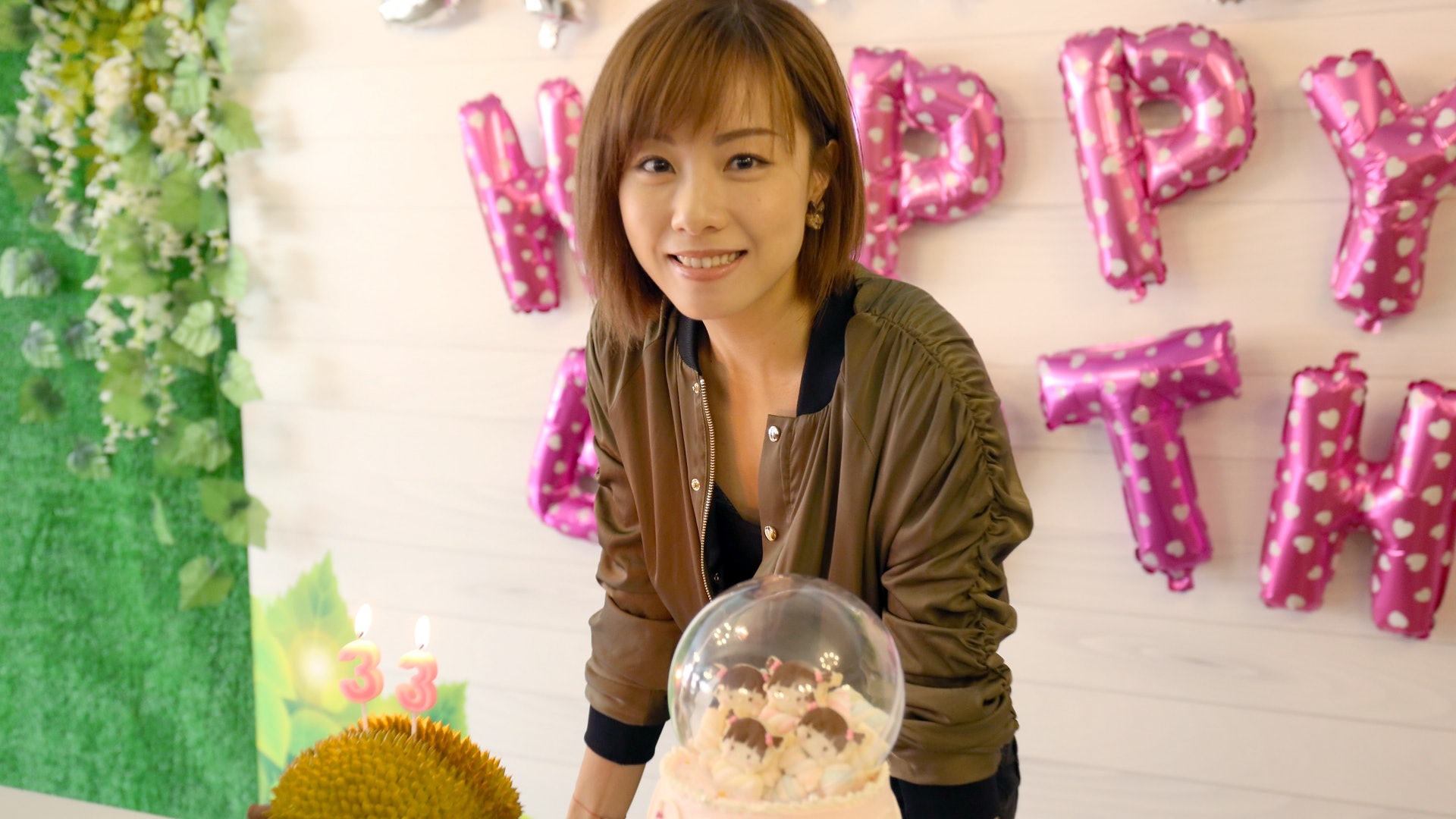 【分手後第一個生日】鄧麗欣33歲慶生落淚 歌迷送榴槤蛋糕祝賀 【分手後第一個生日】鄧麗欣33歲慶生落淚 歌迷送榴槤蛋糕祝賀