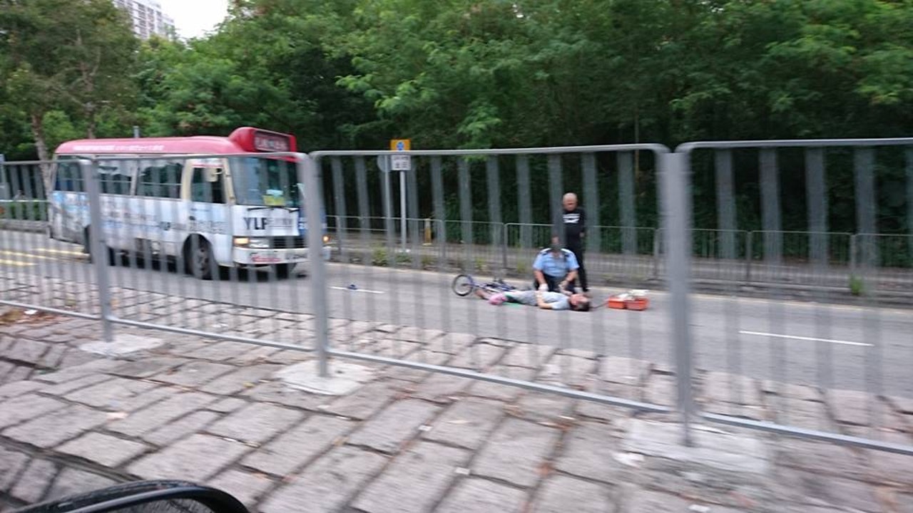 捱撞男子倒地不醒,送院後不治。(網民CowNancy在FB小心駕駛安全車速溫馨提示群組分享) 捱撞男子倒地不醒,送院後不治。(網民CowNancy在FB小心駕駛安全車速溫馨提示群組分享)