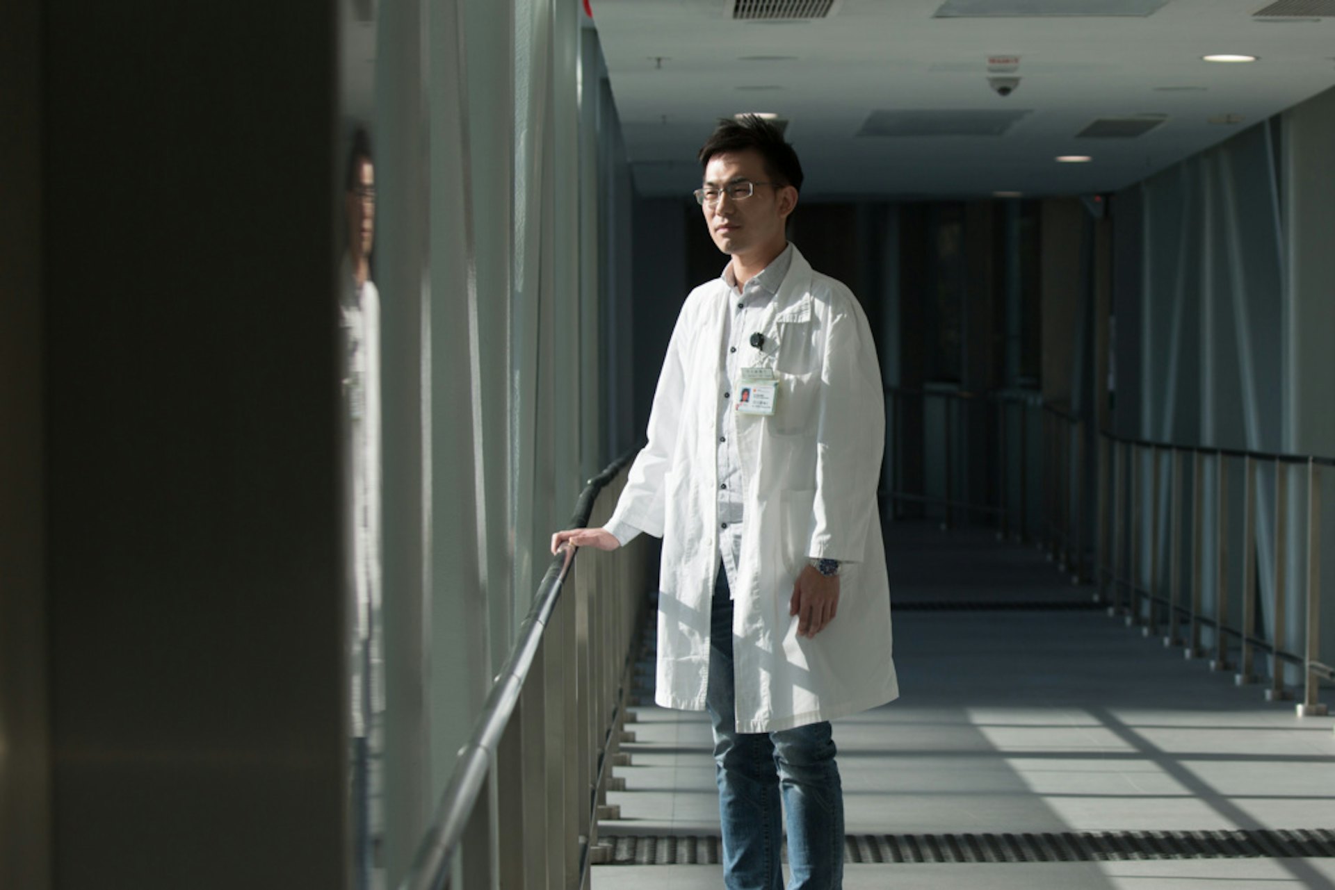 瑪麗醫院內科醫生郭宏駿行醫十年,親眼目睹公院服務「百病叢生」,最少可歸納出「五大弊病」。 (林若勤攝) 瑪麗醫院內科醫生郭宏駿行醫十年,親眼目睹公院服務「百病叢生」,最少可歸納出「五大弊病」。 (林若勤攝)