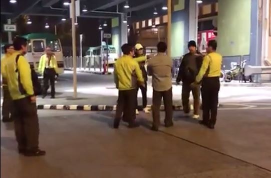 影片中未見打鬥情況，但雙方仍然對峙，有車長報警求助。（影片截圖）