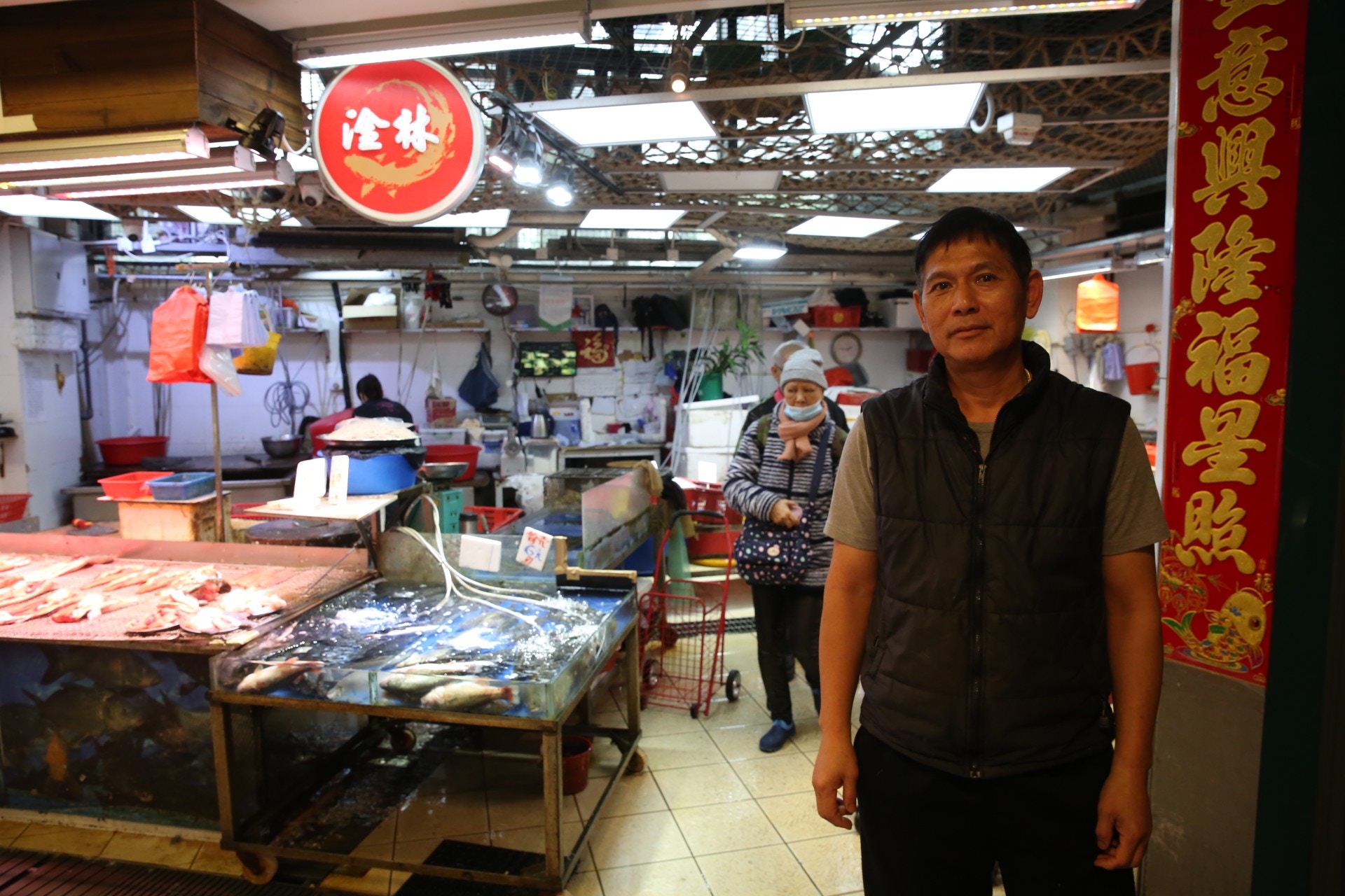 在友愛街市經營魚檔20多年的王先生指，自己的生意仍未回本，被趕離場的話，預計損失50萬。(蔡正邦攝)