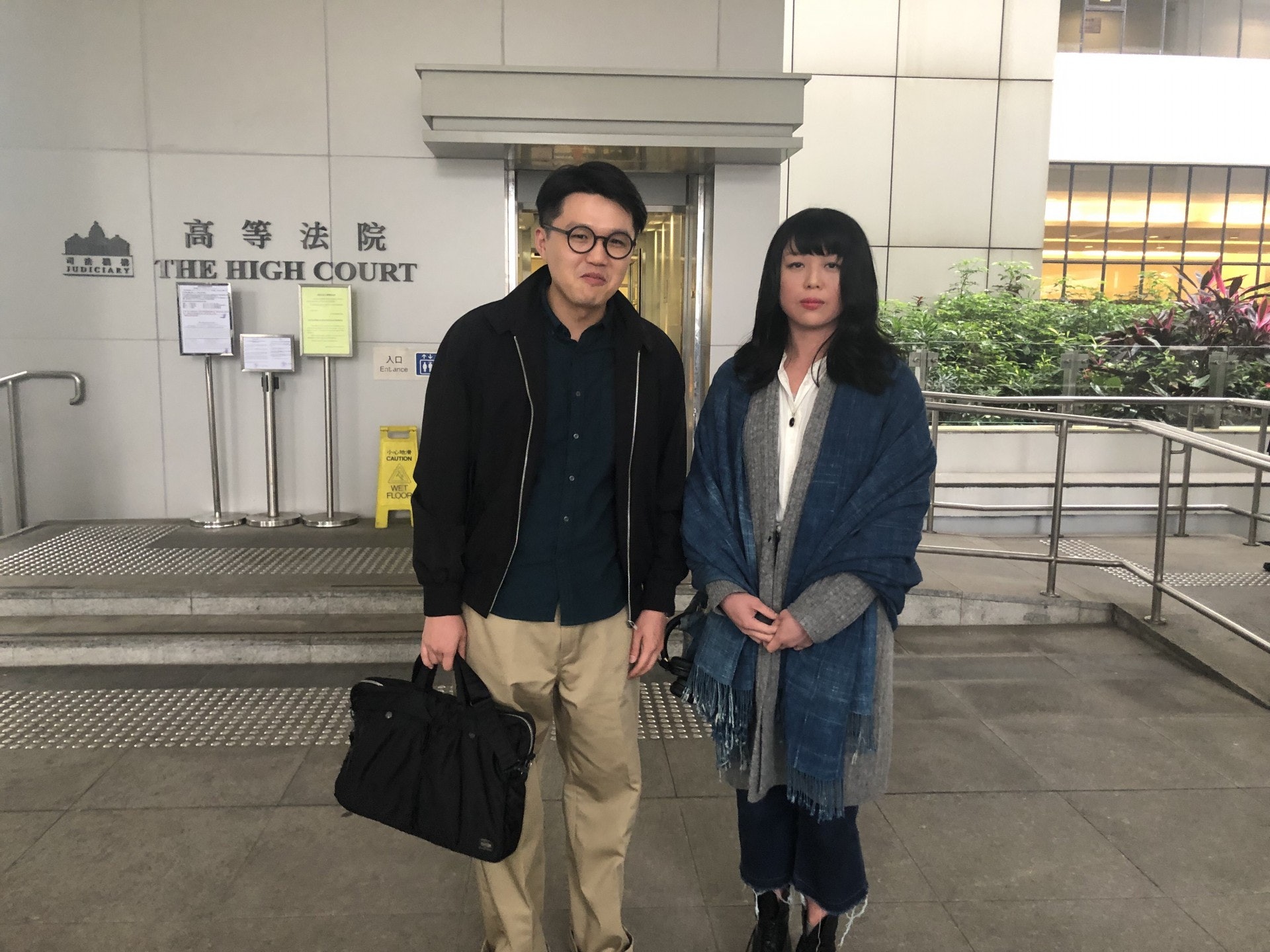 梁天琦的朋友蔣忻霆(男),及梁的選舉經理何蔓兒(女)為辯方在暴動案作供。(朱棨新攝) 梁天琦的朋友蔣忻霆(男),及梁的選舉經理何蔓兒(女)為辯方在暴動案作供。(朱棨新攝)