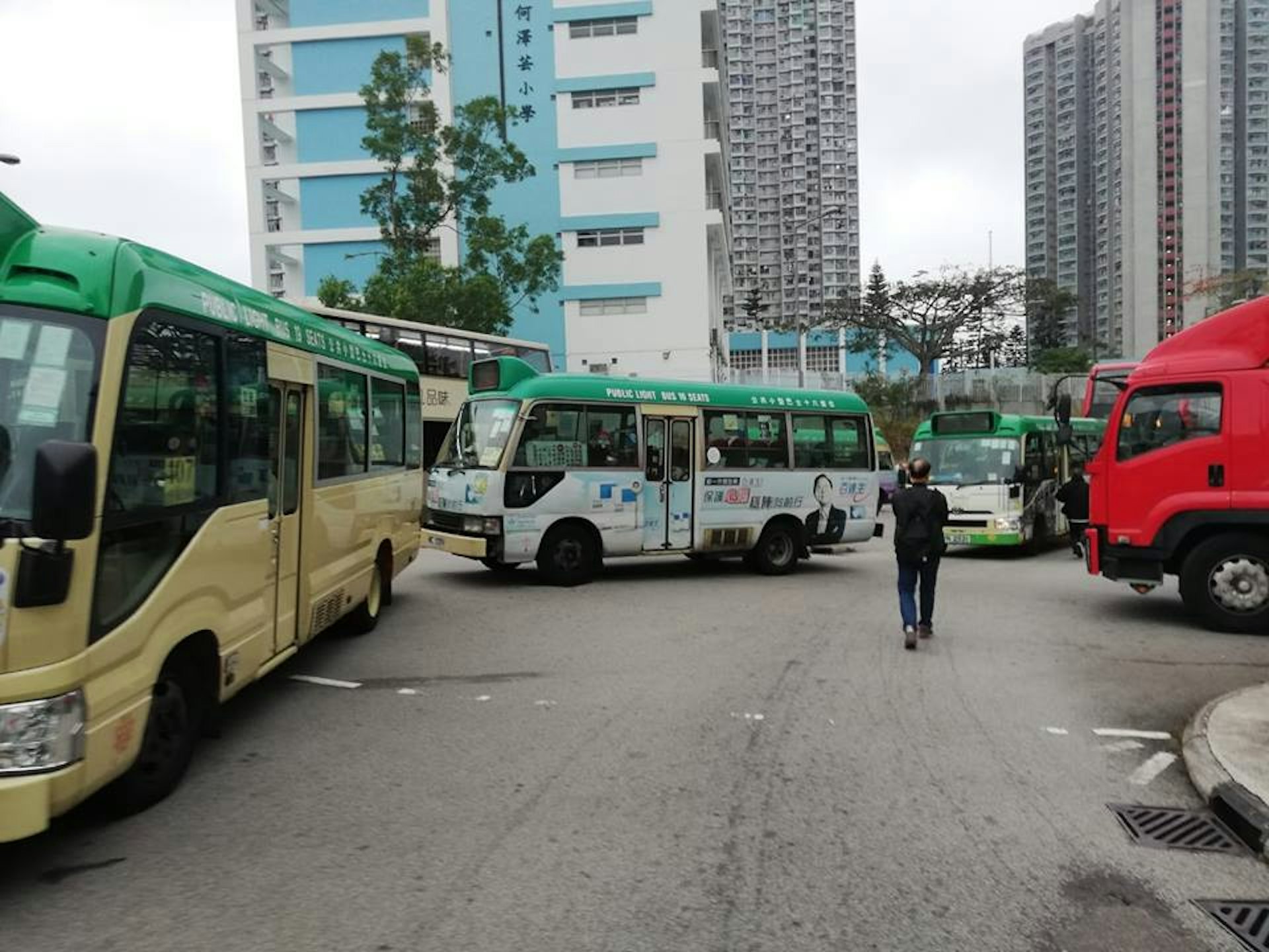 407號小巴大罷工癱瘓青衣交通。(Tat Tat Chan 發帖到 馬路的事 (即時交通資訊台)) 407號小巴大罷工癱瘓青衣交通。(Tat Tat Chan 發帖到 馬路的事 (即時交通資訊台))