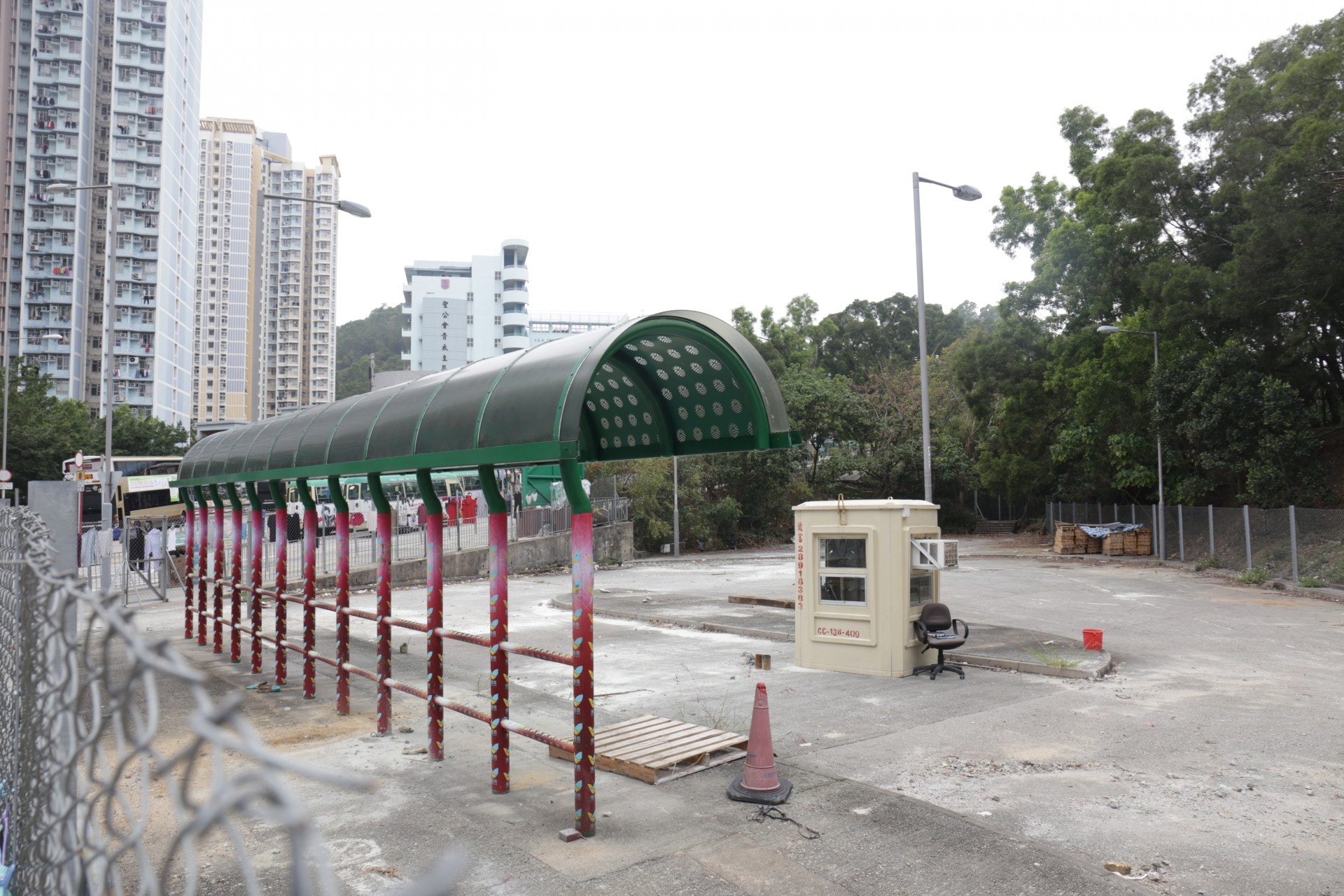 409綠色小巴站頭原設於寮肚路與亨美街交界，去年政府收回賣地，最終由私人發展商投得。（鄧栢良攝）