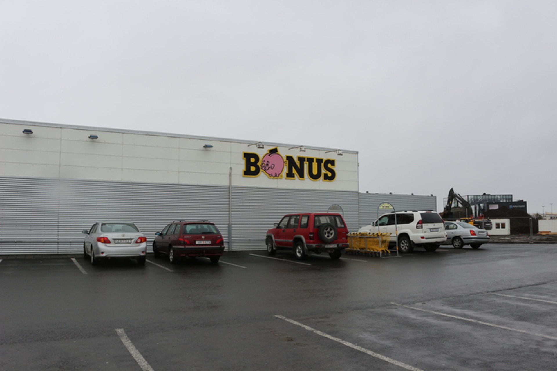 這間冰島的超市叫做BONUS，招牌是黃底黑字加上一隻粉紅色小豬，在冰島有超過三十家分店。（GettyImages）