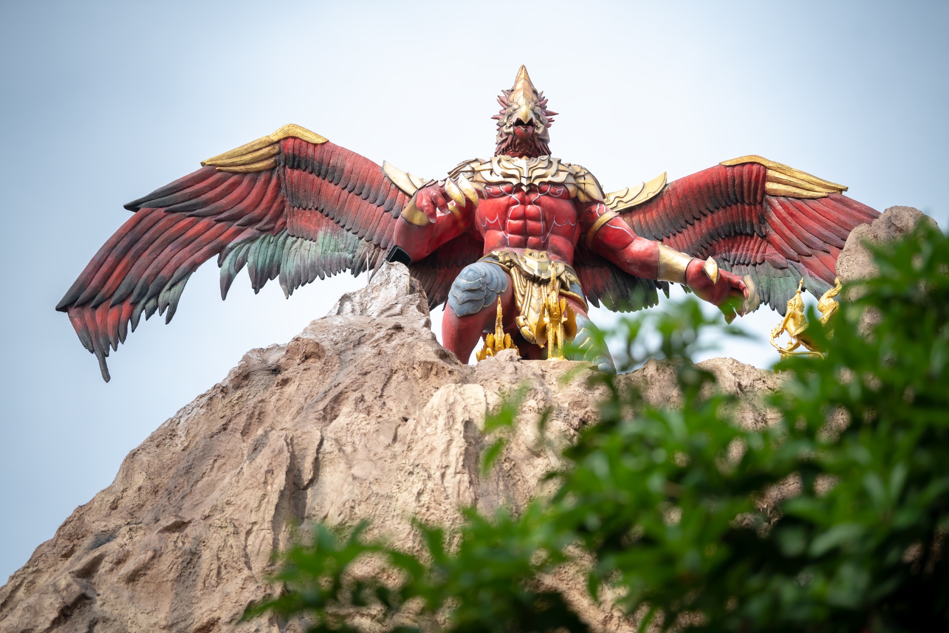 神話中，金翅鳥王是鳥類中之王，武器厲害能抱住一切的風暴，噴出強烈的火進攻對方，瞬間可以焚燒毀滅掉敵人。（圖片來源：tribhum.com）