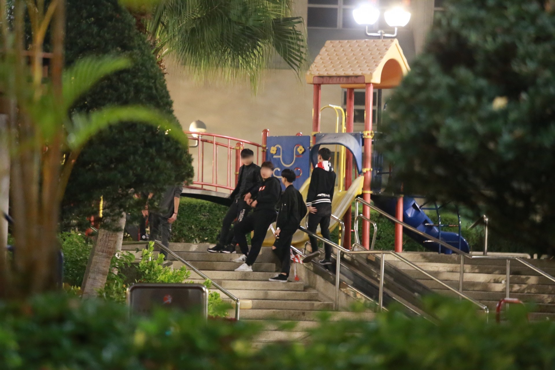 記者發現聚集男女不時喧嘩及抽煙。(記者林振華攝) 記者發現聚集男女不時喧嘩及抽煙。(記者林振華攝)