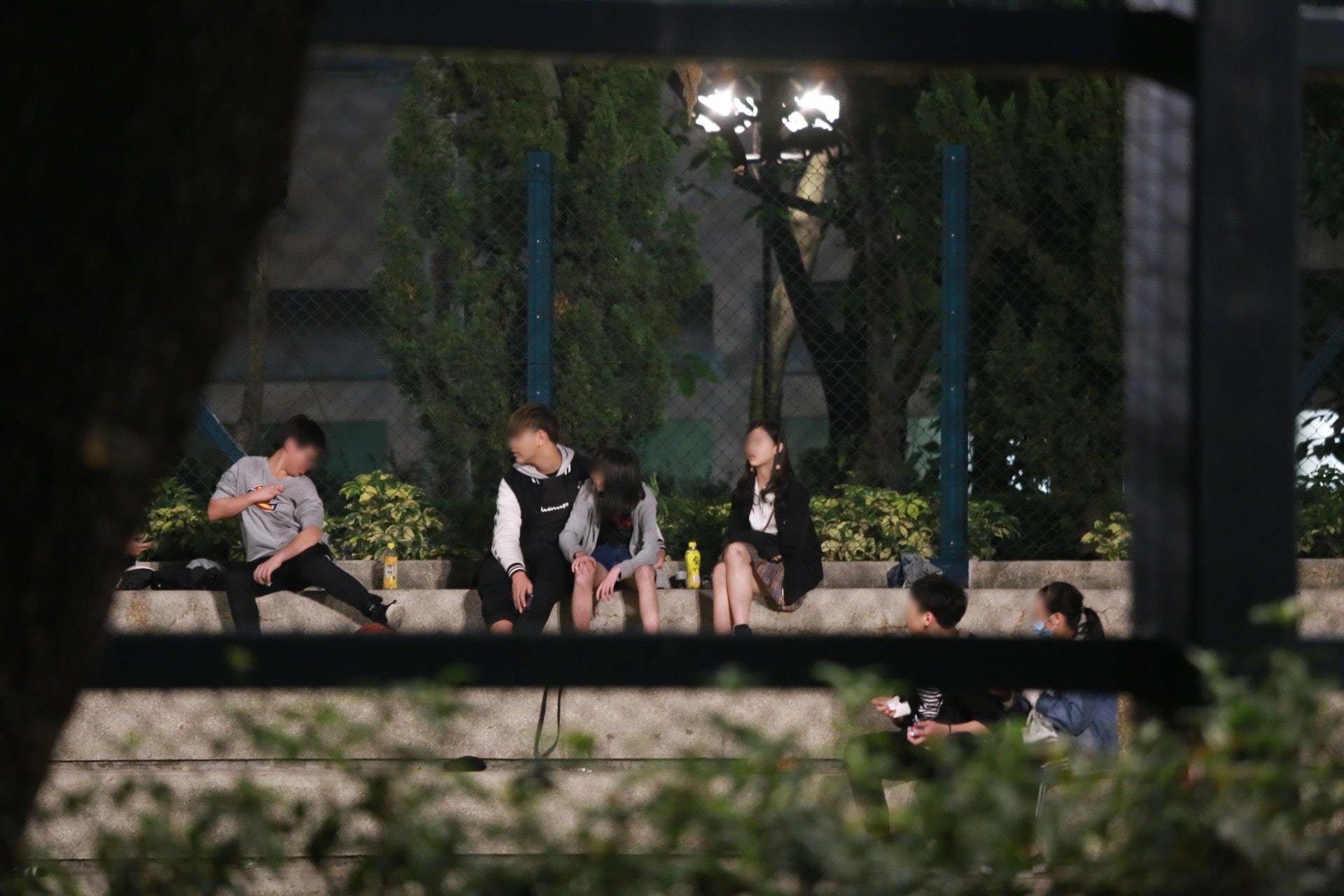 記者於荃灣海濱公園直擊發現有30多名少年男女聚集。(記者林振華攝) 記者於荃灣海濱公園直擊發現有30多名少年男女聚集。(記者林振華攝)