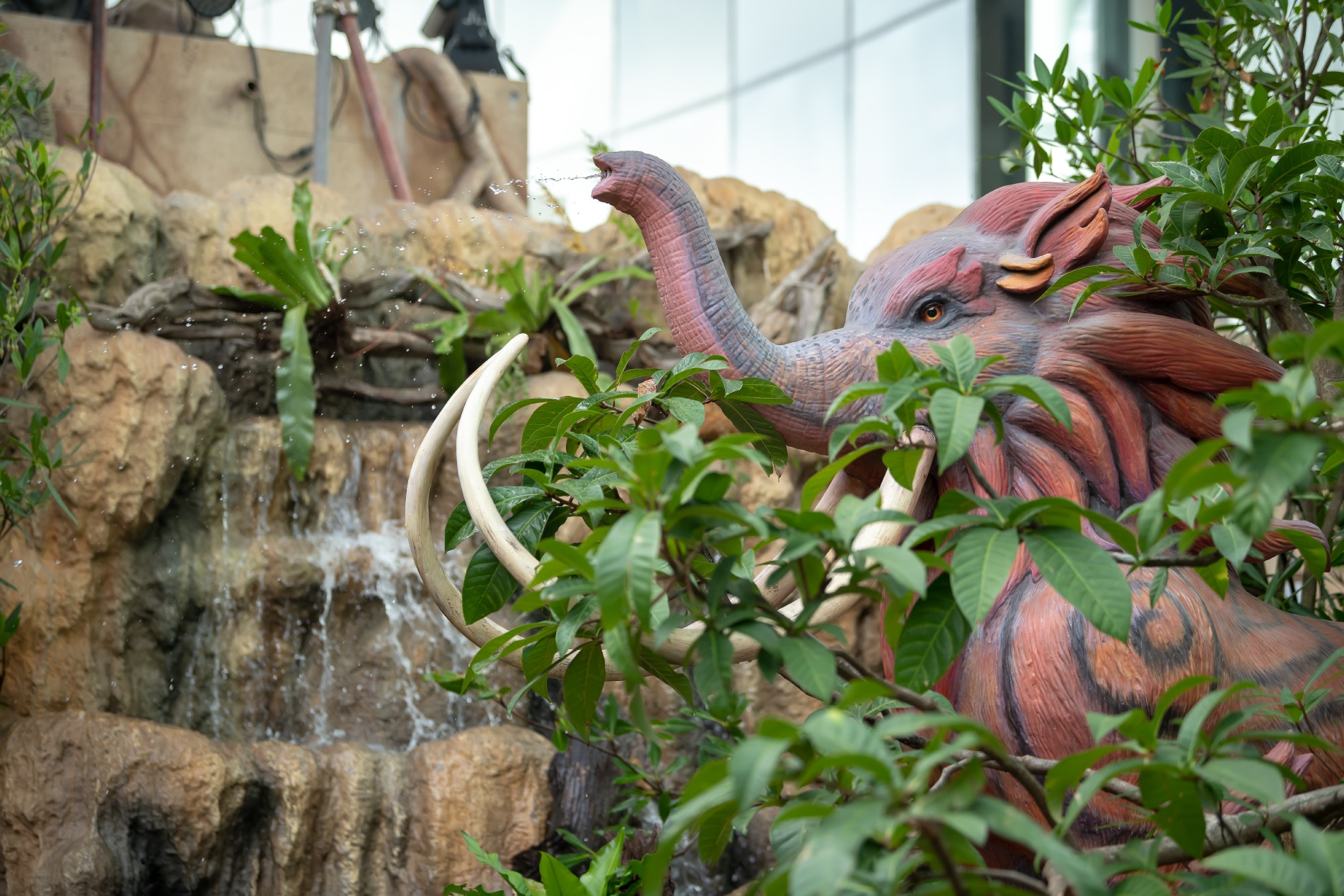  象頭獅身獸自天上的永生藥水滴入地球時，大象與雄獅一同落在地球上，得到神奇三界符咒力量，對兩界均是友好，有責任保護魔幻森林中的大小動物。  （圖片來源：tribhum.com）