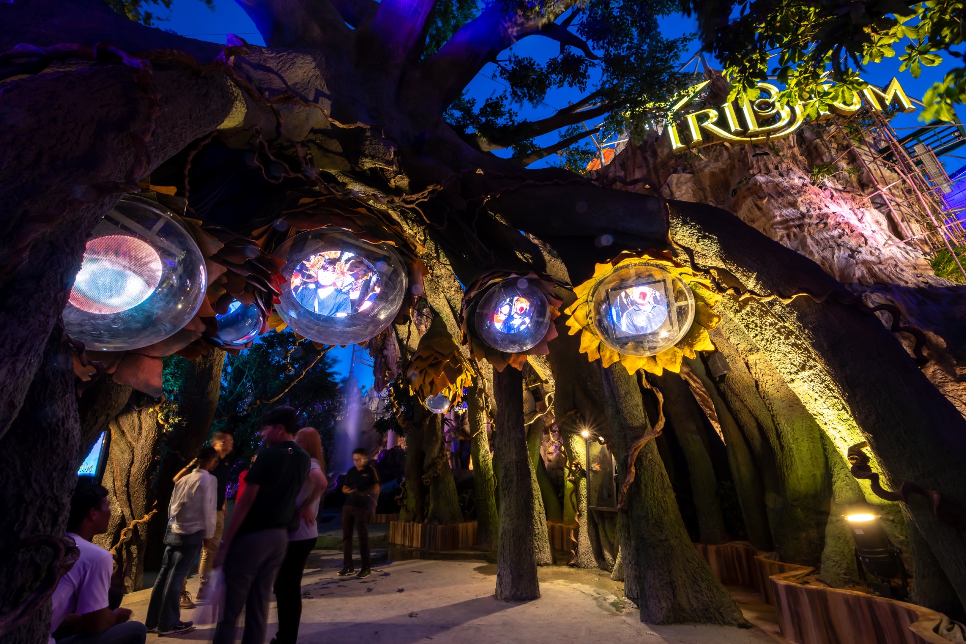 遊人可以在這裡抬頭望向魔鏡,更會被旁邊相機拍下相片。(圖片來源:tribhum.com) 遊人可以在這裡抬頭望向魔鏡,更會被旁邊相機拍下相片。(圖片來源:tribhum.com)