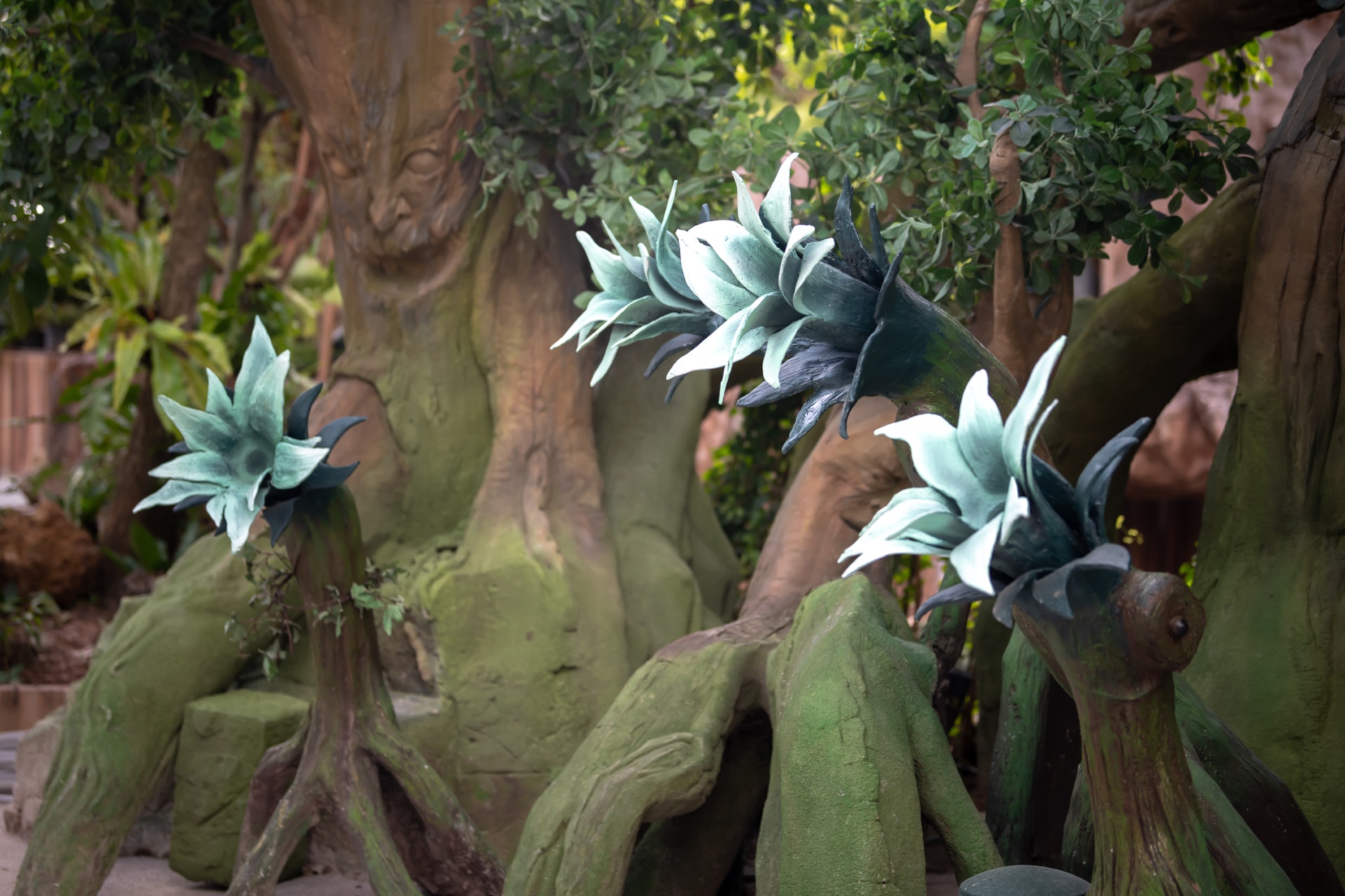 山洞裡有食人花,這種植物的花香是保護真實神樹之花。 (圖片來源:tribhum.com) 山洞裡有食人花,這種植物的花香是保護真實神樹之花。 (圖片來源:tribhum.com)