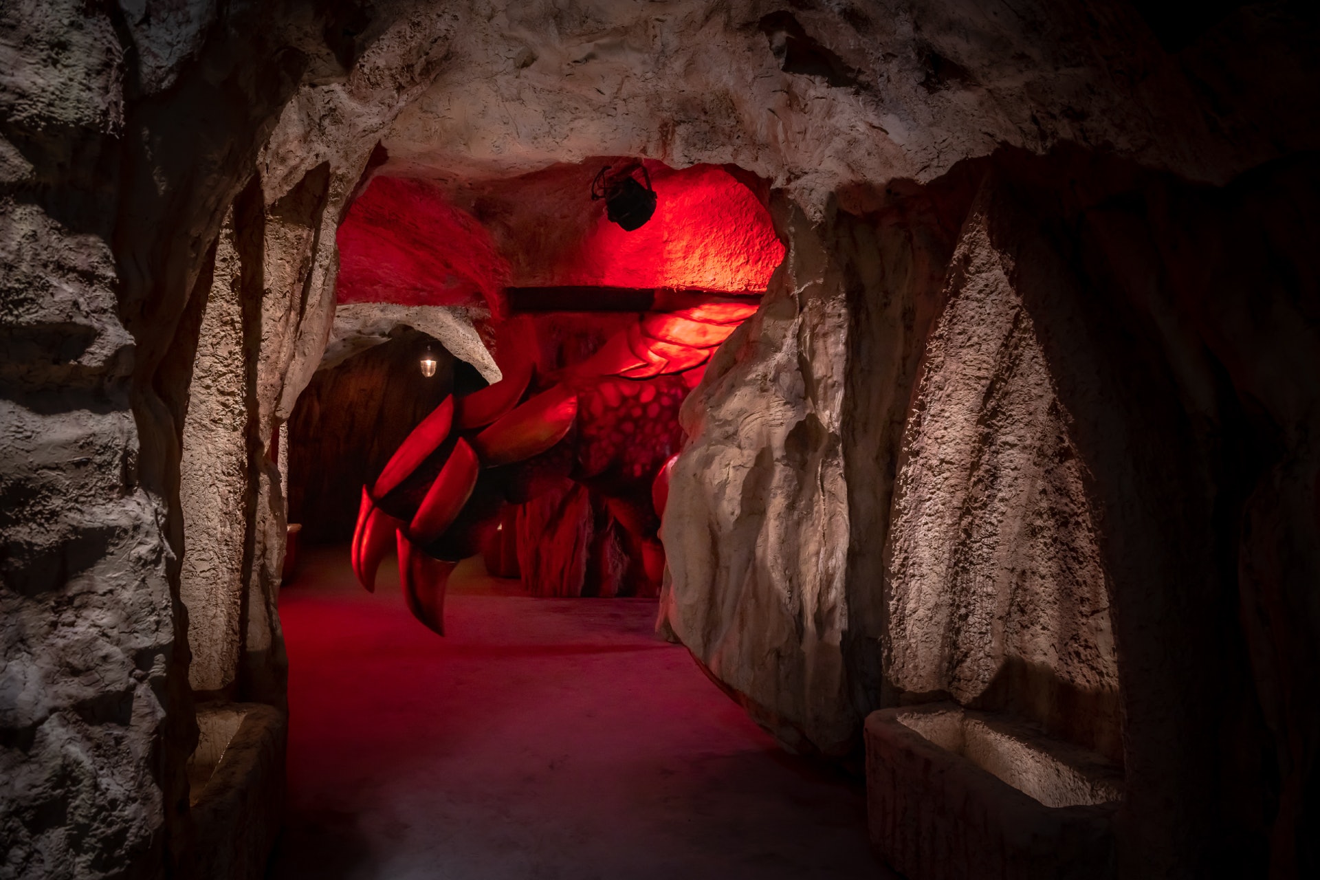 通往「惡魔迷宮」的路徑,營造陰森恐怖效果。(圖片來源:tribhum.com) 通往「惡魔迷宮」的路徑,營造陰森恐怖效果。(圖片來源:tribhum.com)