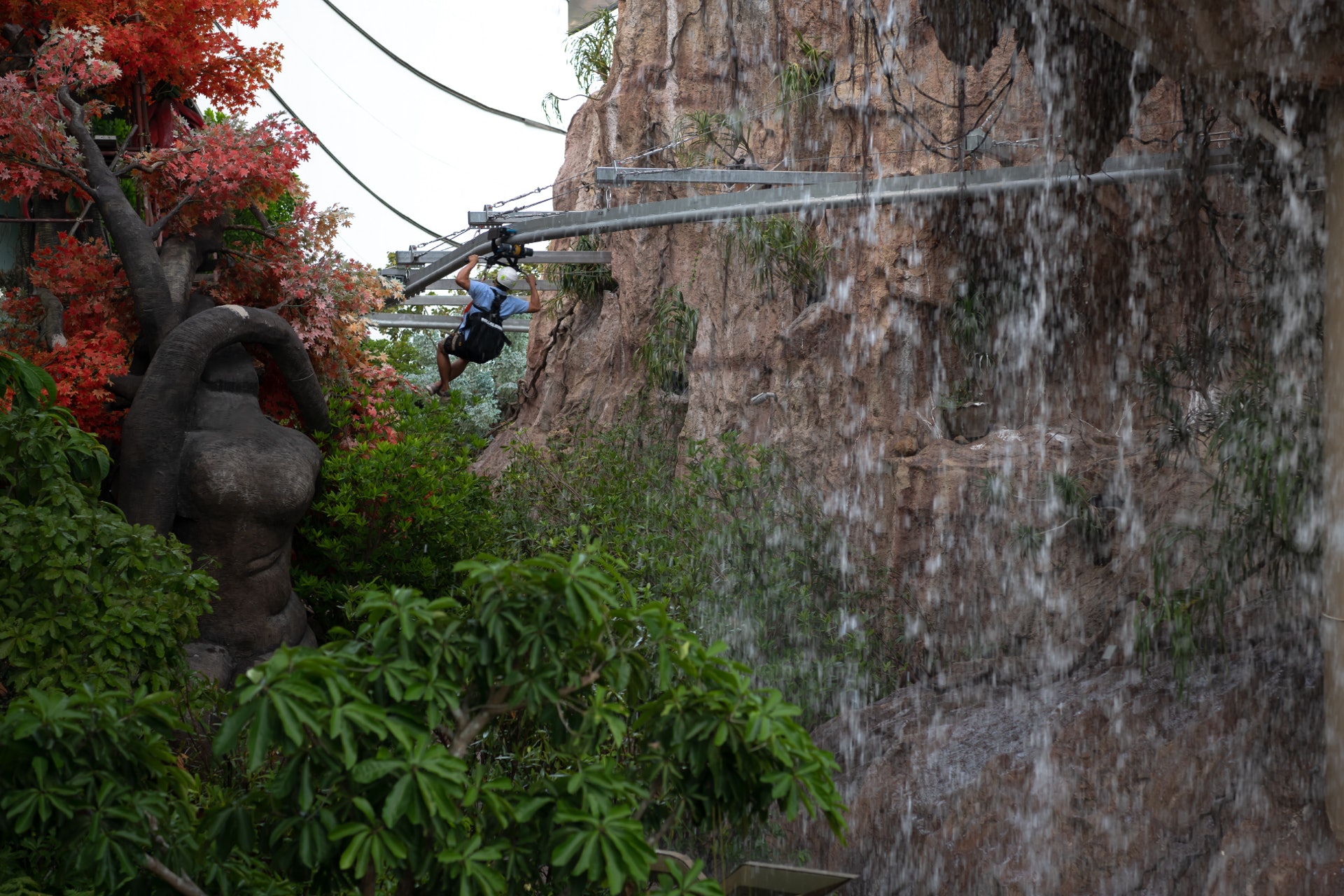 這關的「銀色滑翔機」可讓遊客穿梭200米長的zipline,十分刺激好玩。(圖片來源:tribhum.com) 這關的「銀色滑翔機」可讓遊客穿梭200米長的zipline,十分刺激好玩。(圖片來源:tribhum.com)