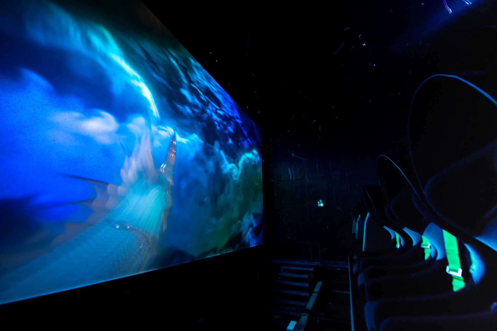 泰國首度引入的懸浮式4D電影院,讓觀眾帶入一個完整的4D動畫想像世界,屏幕高7米,比普通的3D或者4D電影螢幕還要大。(圖片來源:tribhum.com) 泰國首度引入的懸浮式4D電影院,讓觀眾帶入一個完整的4D動畫想像世界,屏幕高7米,比普通的3D或者4D電影螢幕還要大。(圖片來源:tribhum.com)