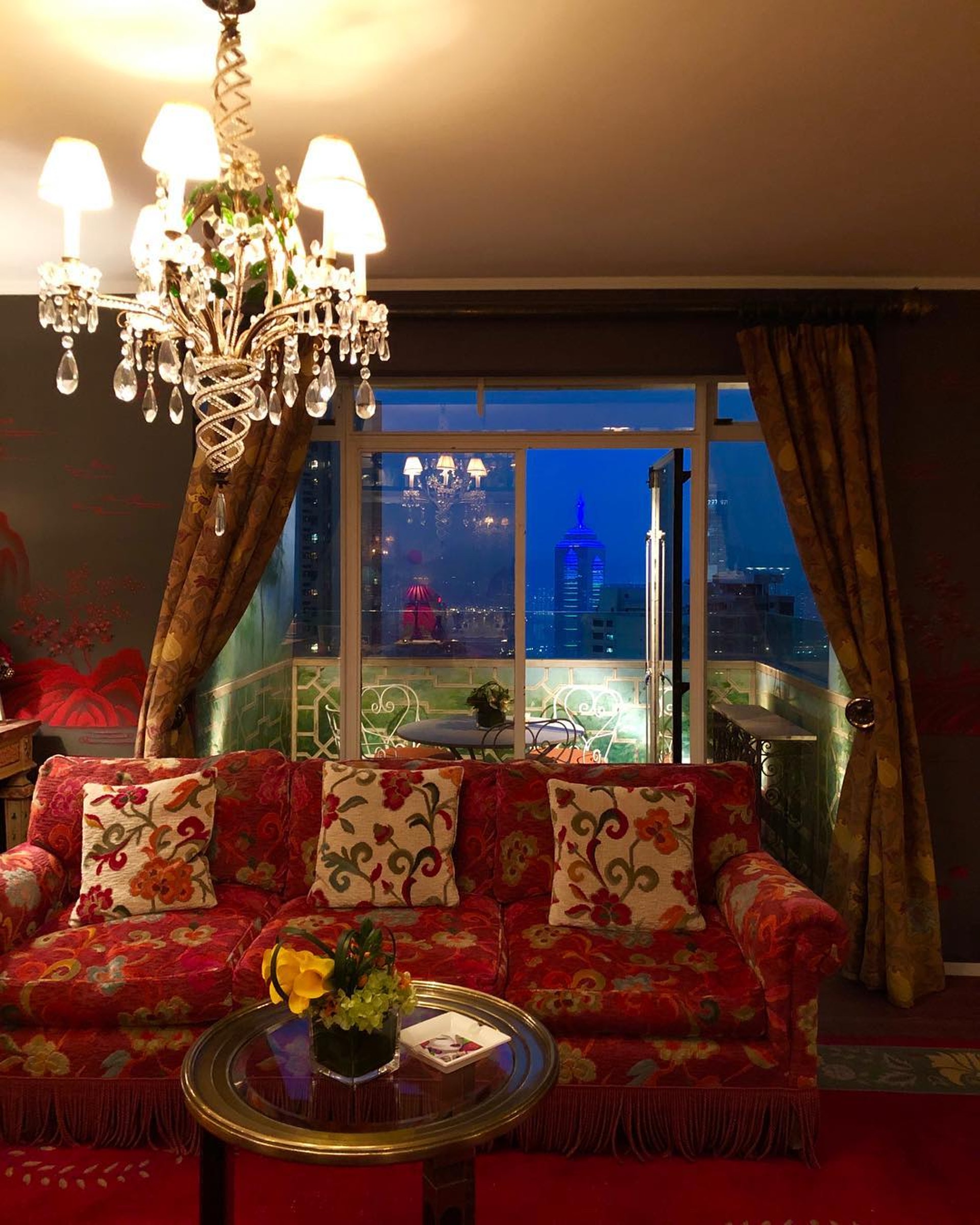 從屋內望出窗外可見香港夜景,裝修以復古風格為主。(IG圖片) 從屋內望出窗外可見香港夜景,裝修以復古風格為主。(IG圖片)