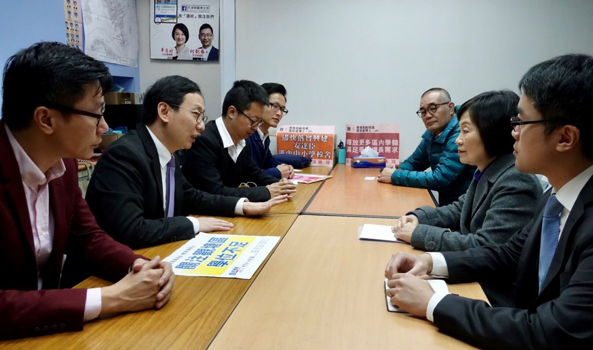 民建聯代表約見教育局官員,表達對安達臣學校設施滯後的關注。(民建聯提供) 民建聯代表約見教育局官員,表達對安達臣學校設施滯後的關注。(民建聯提供)