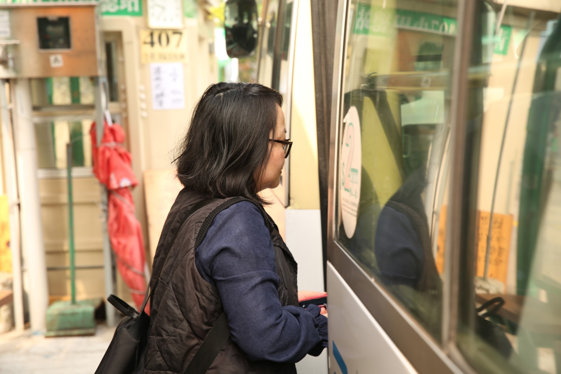 居民謝小姐指，以往等車只需要10至15分鐘，惟昨日她早上8時20分到小巴站，至8時50分才成功上車，導致的上班遲到。（蔡正邦攝）