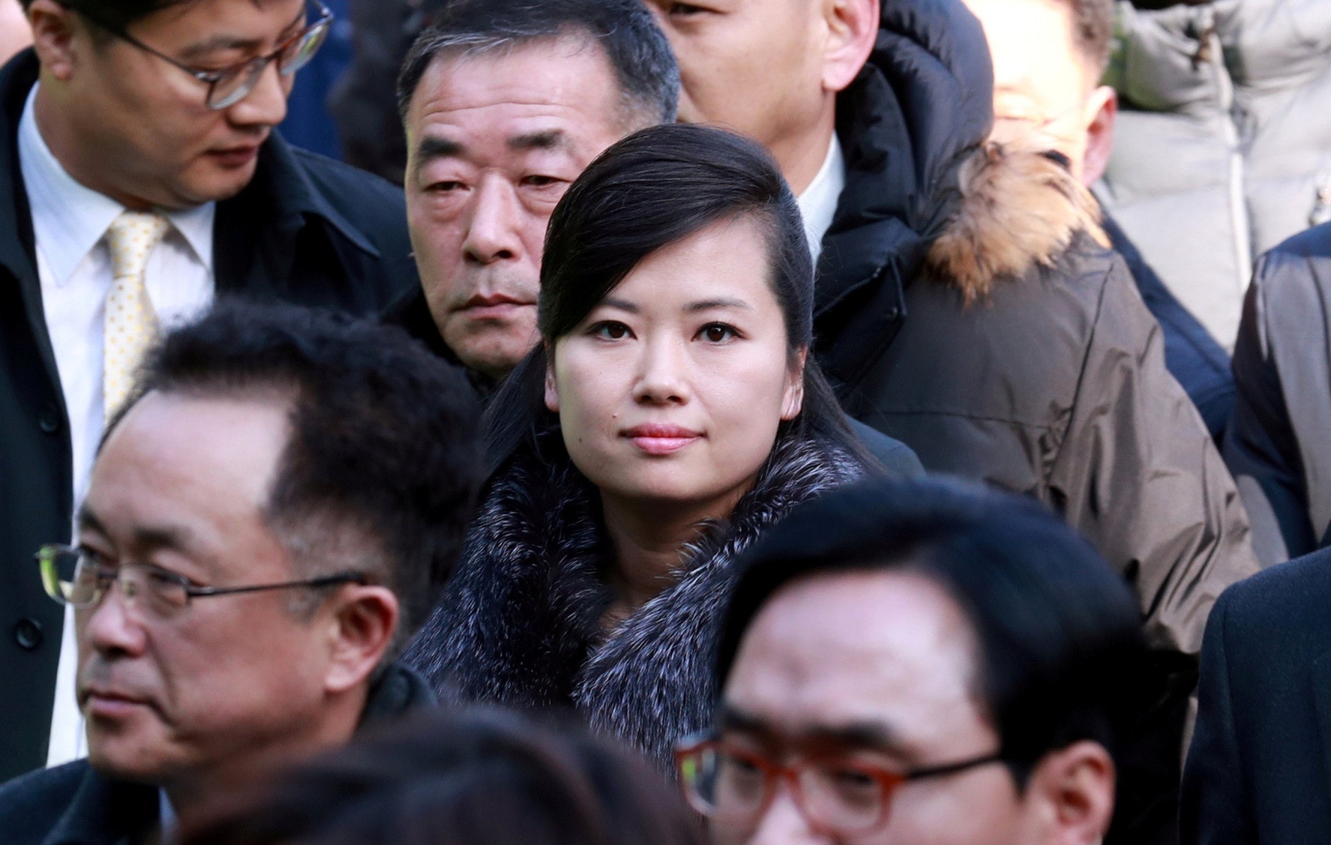 玄松月神秘現身特金會:有評論認為玄松月2018年訪韓打扮刻意跟朝鮮領袖金正恩夫人李雪主不同,是想跟第一夫人較勁。 圖為2018年1月21日玄松月率隊訪韓,到平昌冬奧會的演出場地進行視察。(路透社)