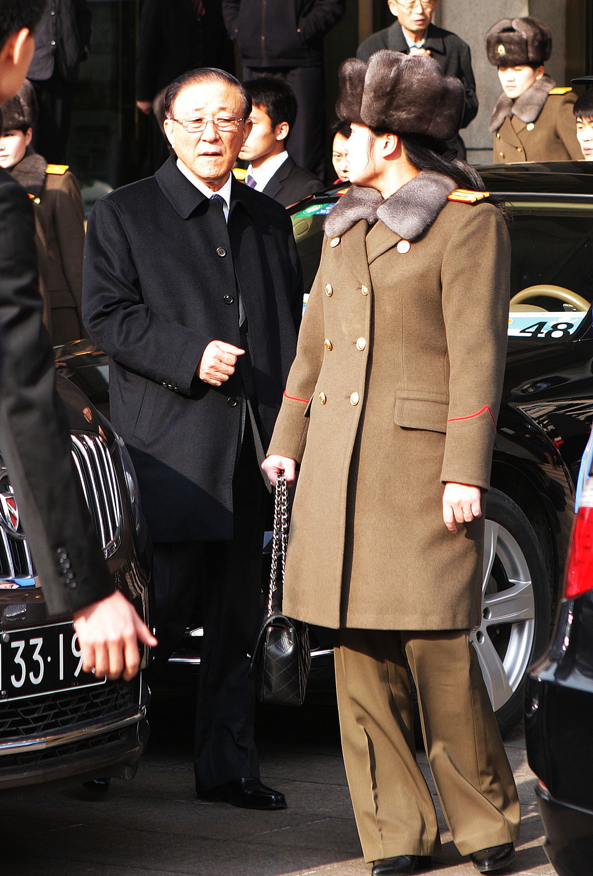 玄松月神秘現身特金會:牡丹峰樂團2015年12月曾赴中國北京演出,雖然最終未能成事,惟當時玄松月手上的Chanel手袋卻為中國網民提供茶餘飯後的話題。有人認為她一身戎裝卻手拿Chanel皮包,感覺很不相襯。(視覺中國)