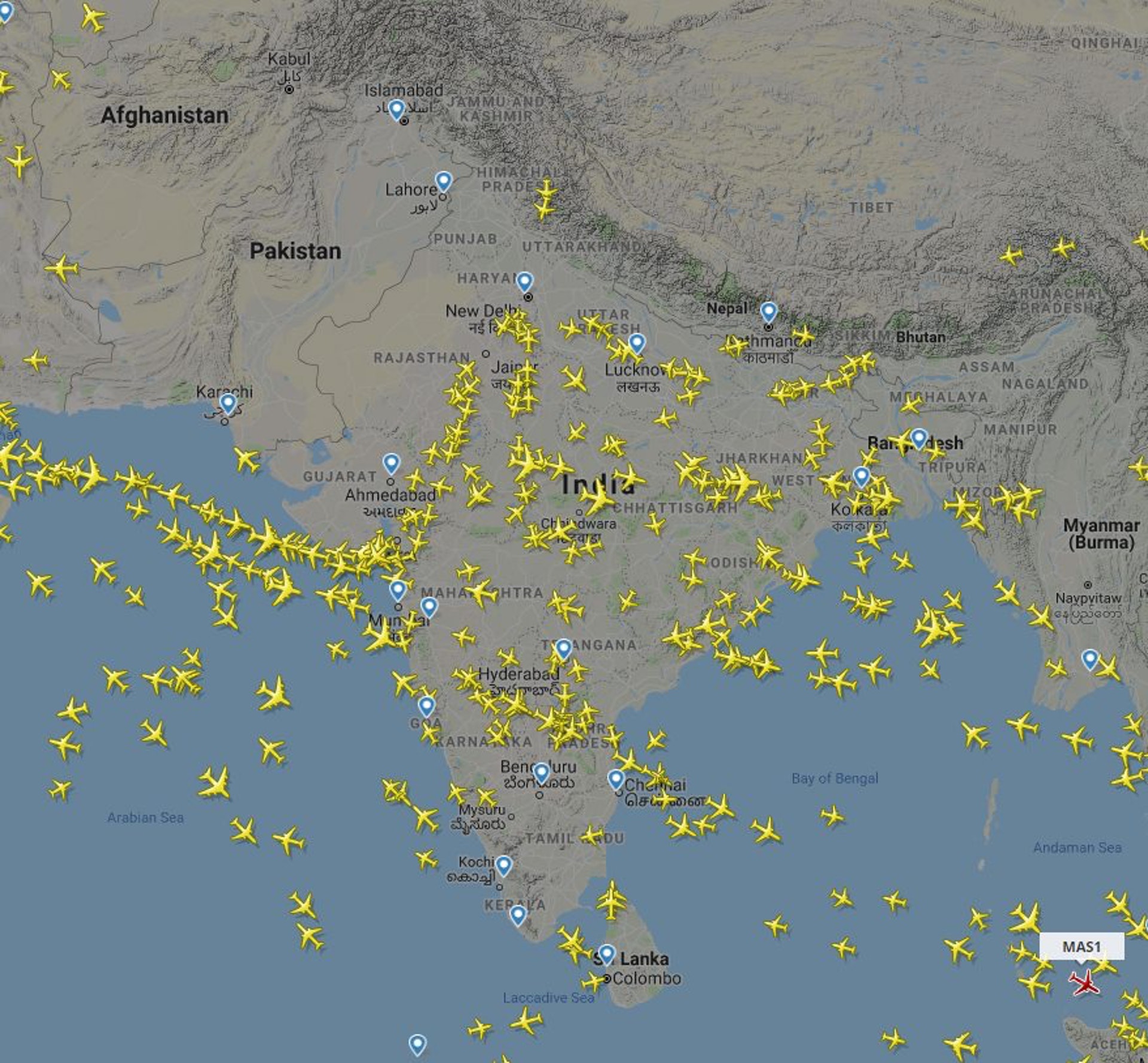 巴基斯坦現時已關閉領空,所有民航客機均需繞行。(Flightradar截圖)