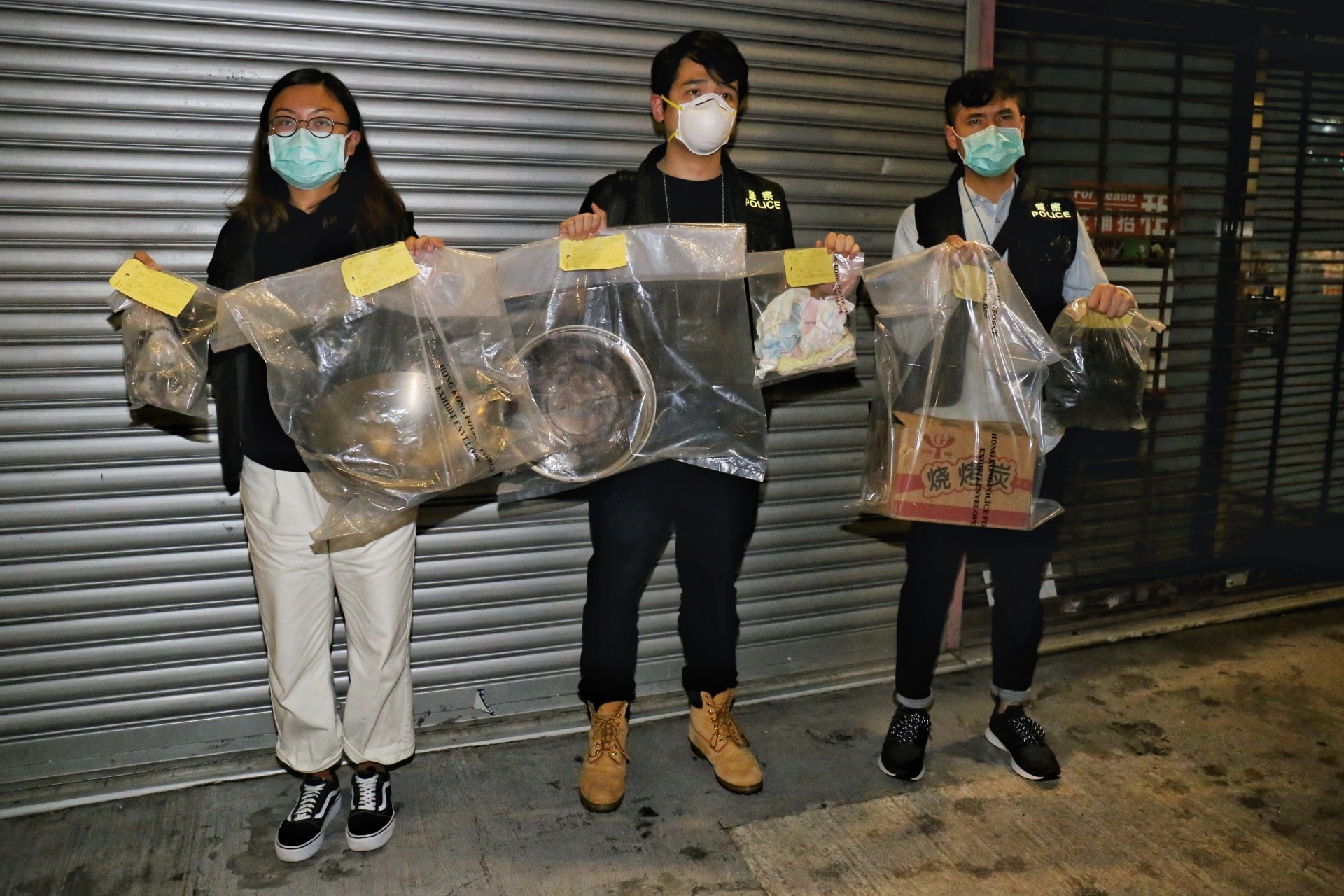 【元朗雙屍】夫婦疑欠債燒炭亡　冷氣香熏掩飾　死去兩周始揭發