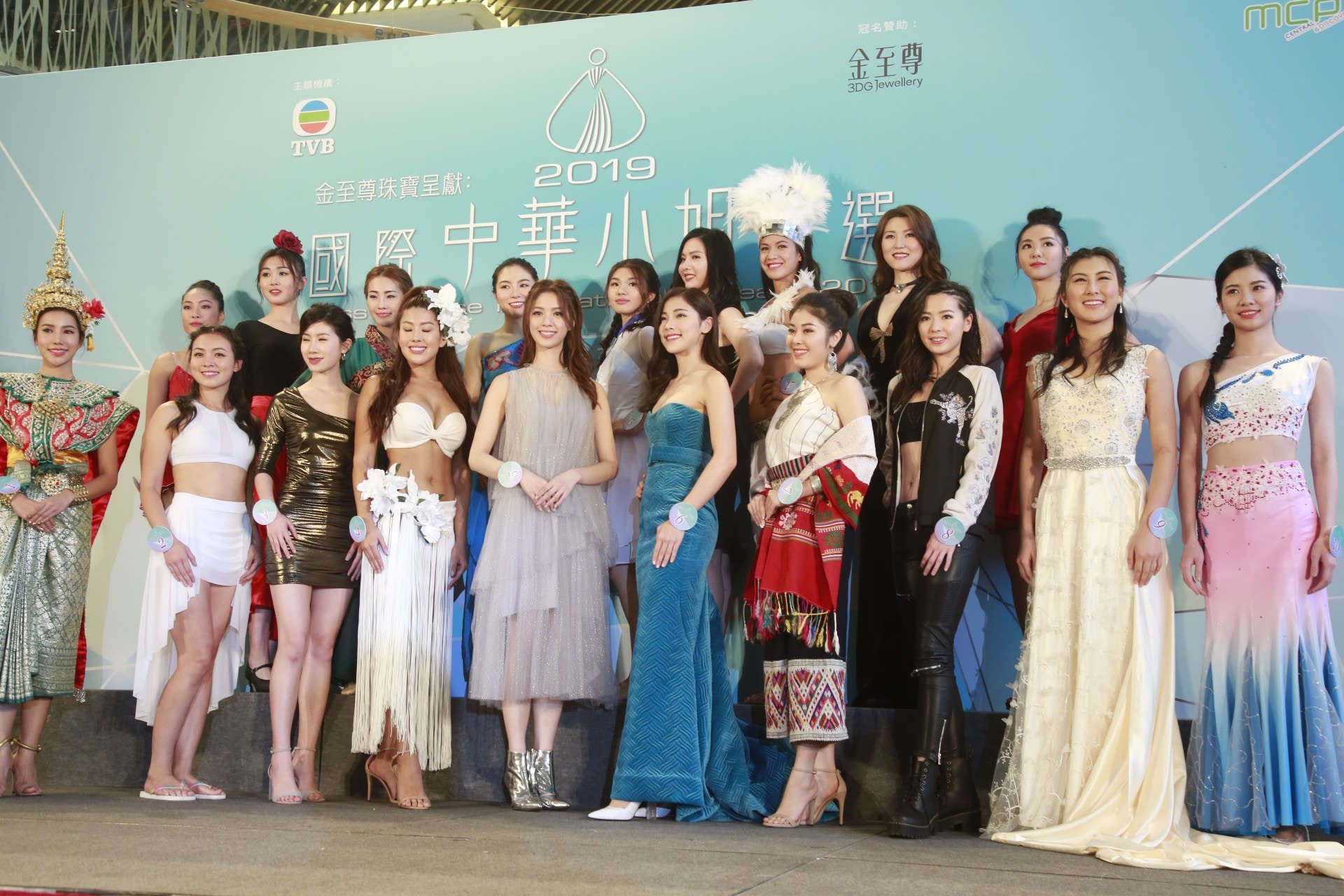 《2019國際中華小姐競選》十九位候選佳麗，昨日（28日）在寶琳出席「現場觀眾至Like表演」，即係才藝表演啦，有人使出看家本領，有人臨急抱佛腳，臨時學藝，亦有人話表演住啲碎料先，到決賽先使出真功夫。（攝影：梁碧玲）