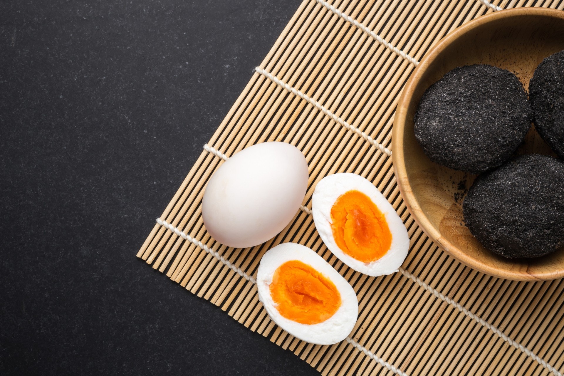 將紅土與食鹽混合後包覆於生鮮鴨蛋上,再放入密封容器中封存(Gettyimages/視覺中國)