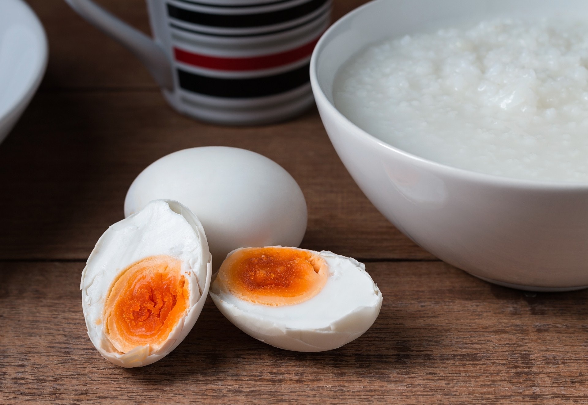 現在雖然只要將生鮮鴨蛋浸漬於食鹽水中便可簡單製作鹹蛋(Gettyimages/視覺中國)