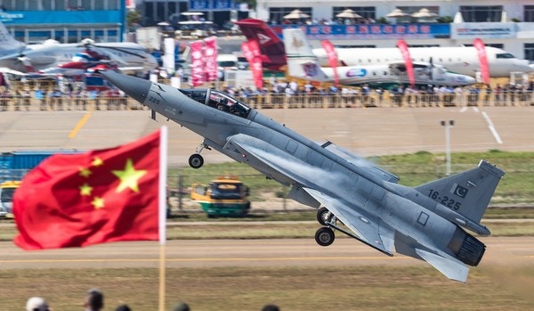 裝備巴基斯坦空軍的梟龍戰機。（新浪軍事）